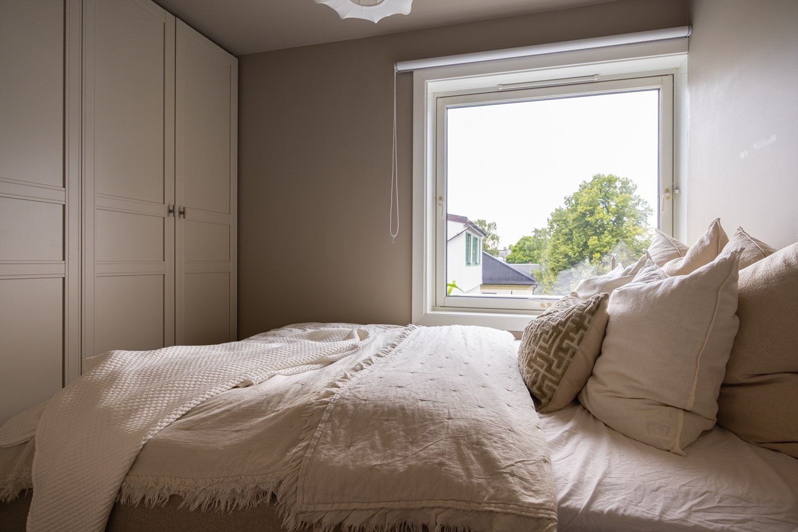 Soverommet vender mot indre gårdsrom - perfekt for en god natts søvn. Galleribilde