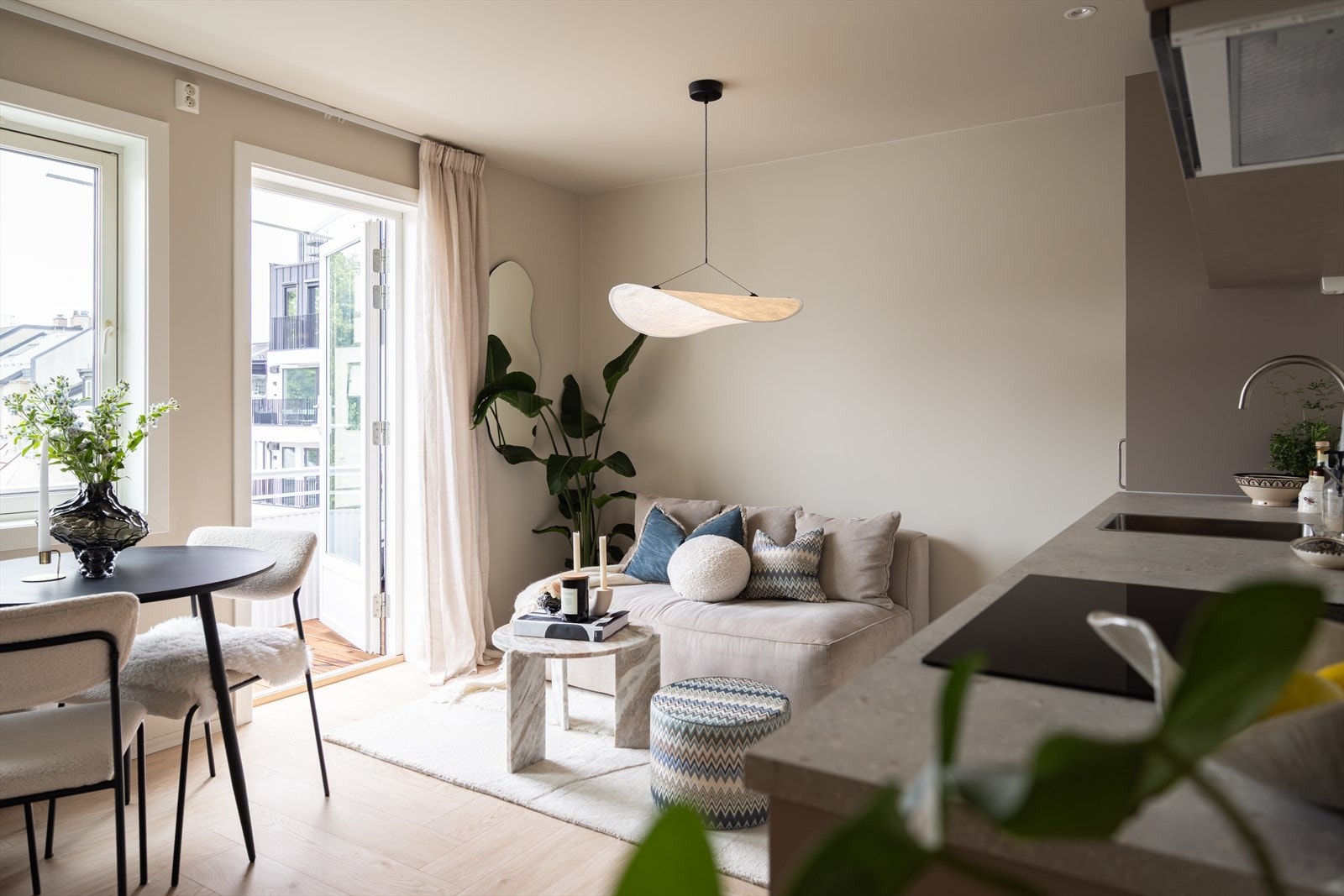 I stuen er det enkelt å innrede med både sofagruppe og spisebord. Galleribilde