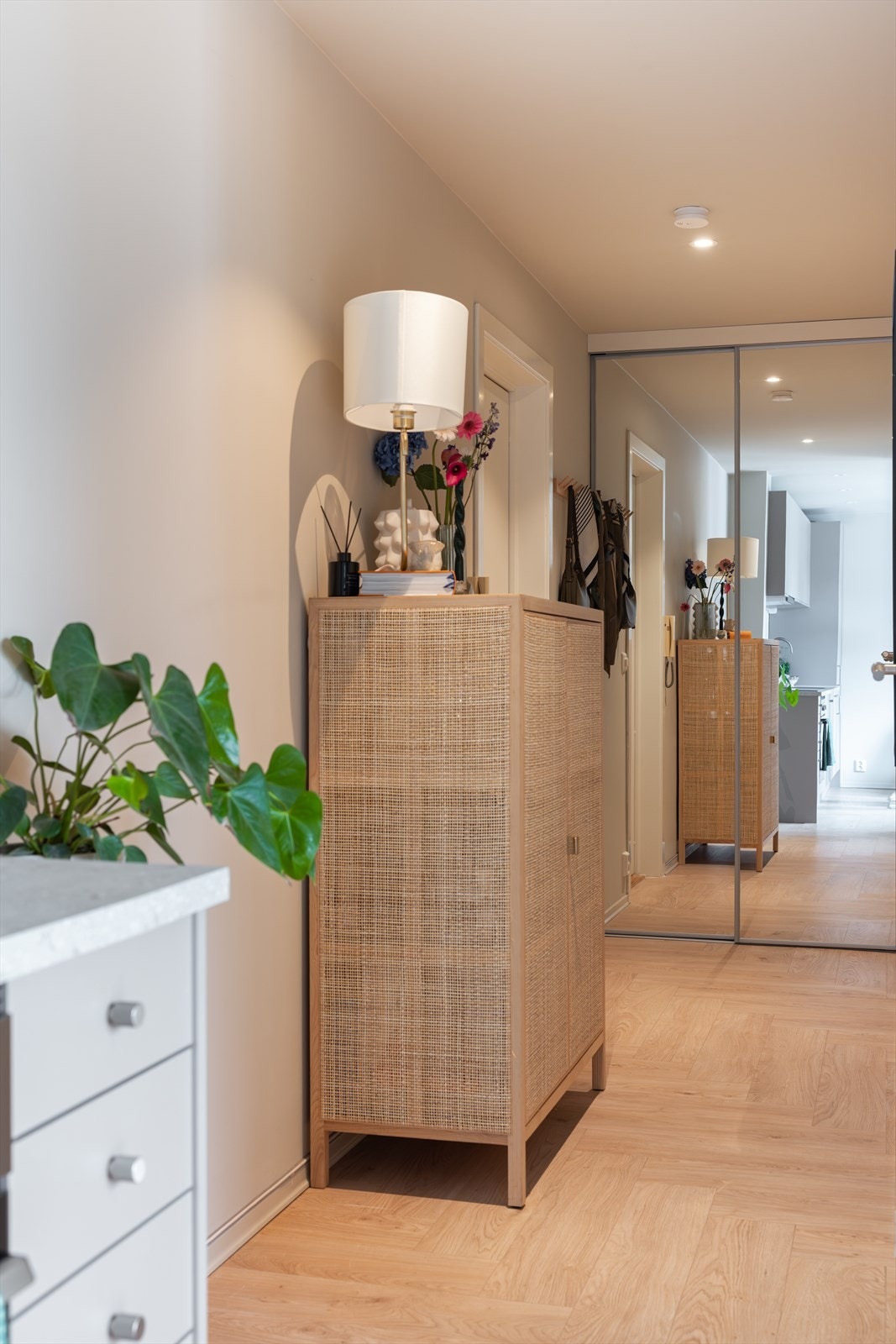 Praktisk skyvedørsgarderobe fra gulv til tak i entreen. Galleribilde