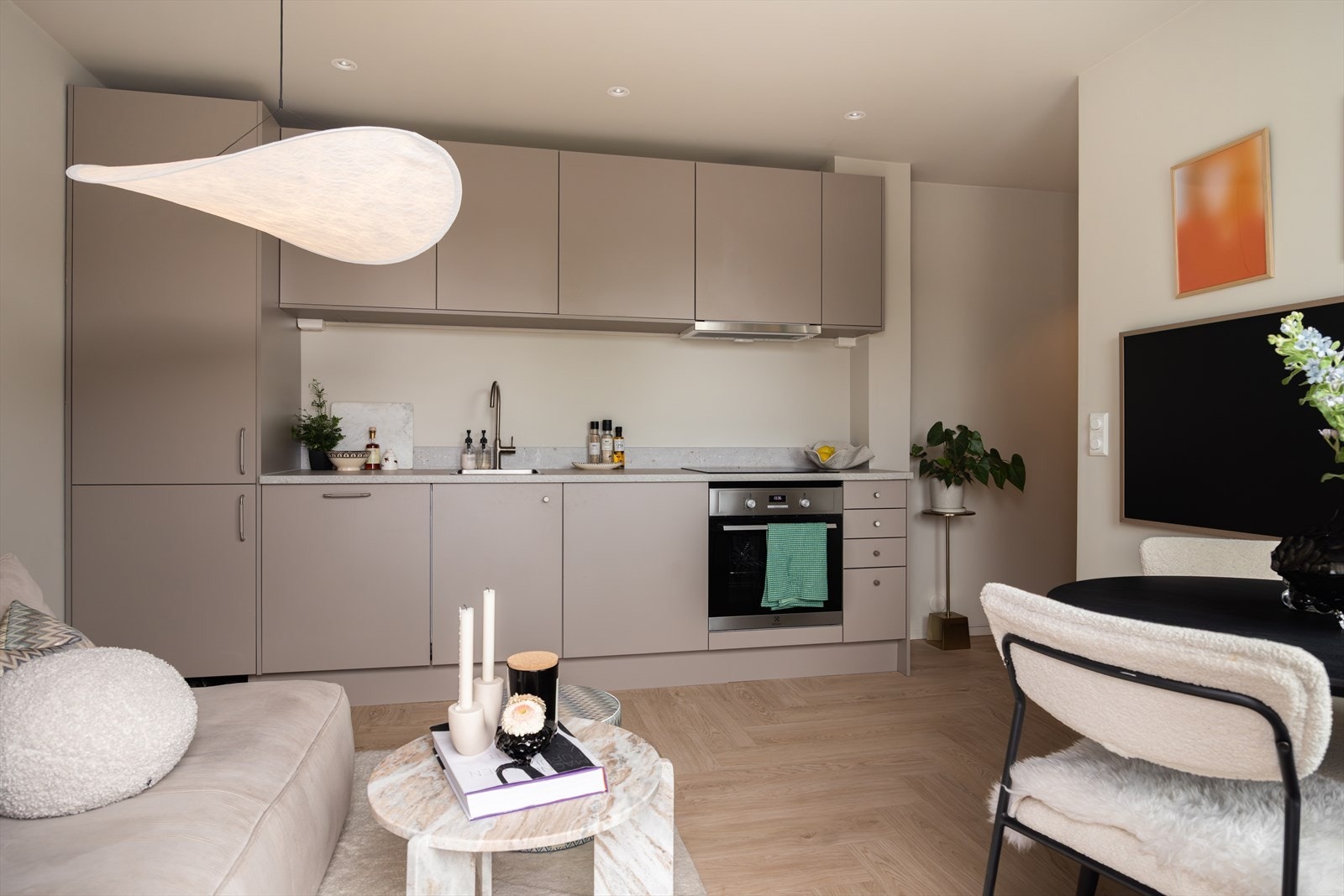 Komplett kjøkken med alt du trenger av hvitevarer integrert i innredningen: Oppvaskmaskin, stekeovn, platetopp og kjøl-/fryseskap. Galleribilde