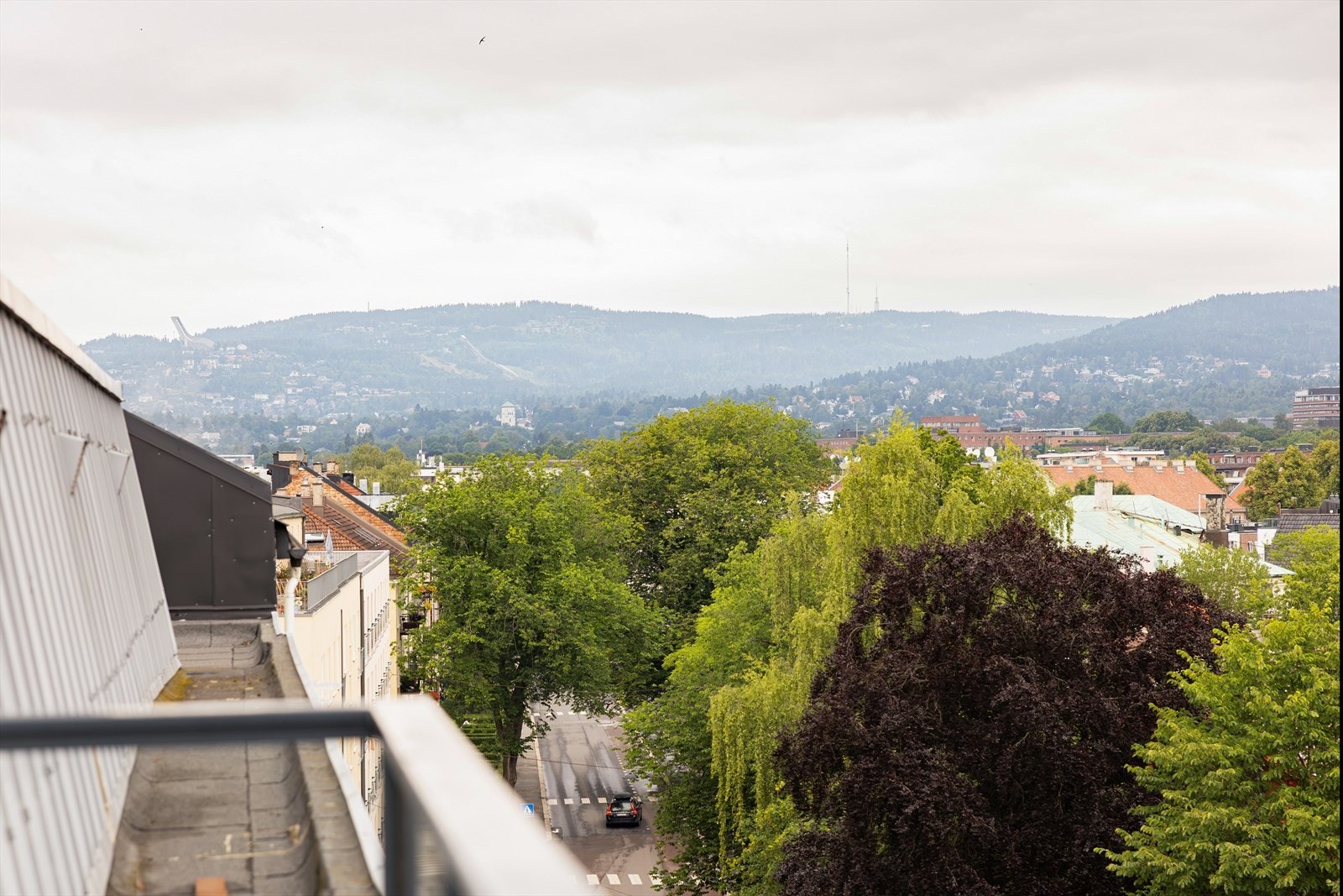 Her oppe kan du nyte sol fra morgen til kveld, i tillegg til flott utsikt over byens tak. Galleribilde