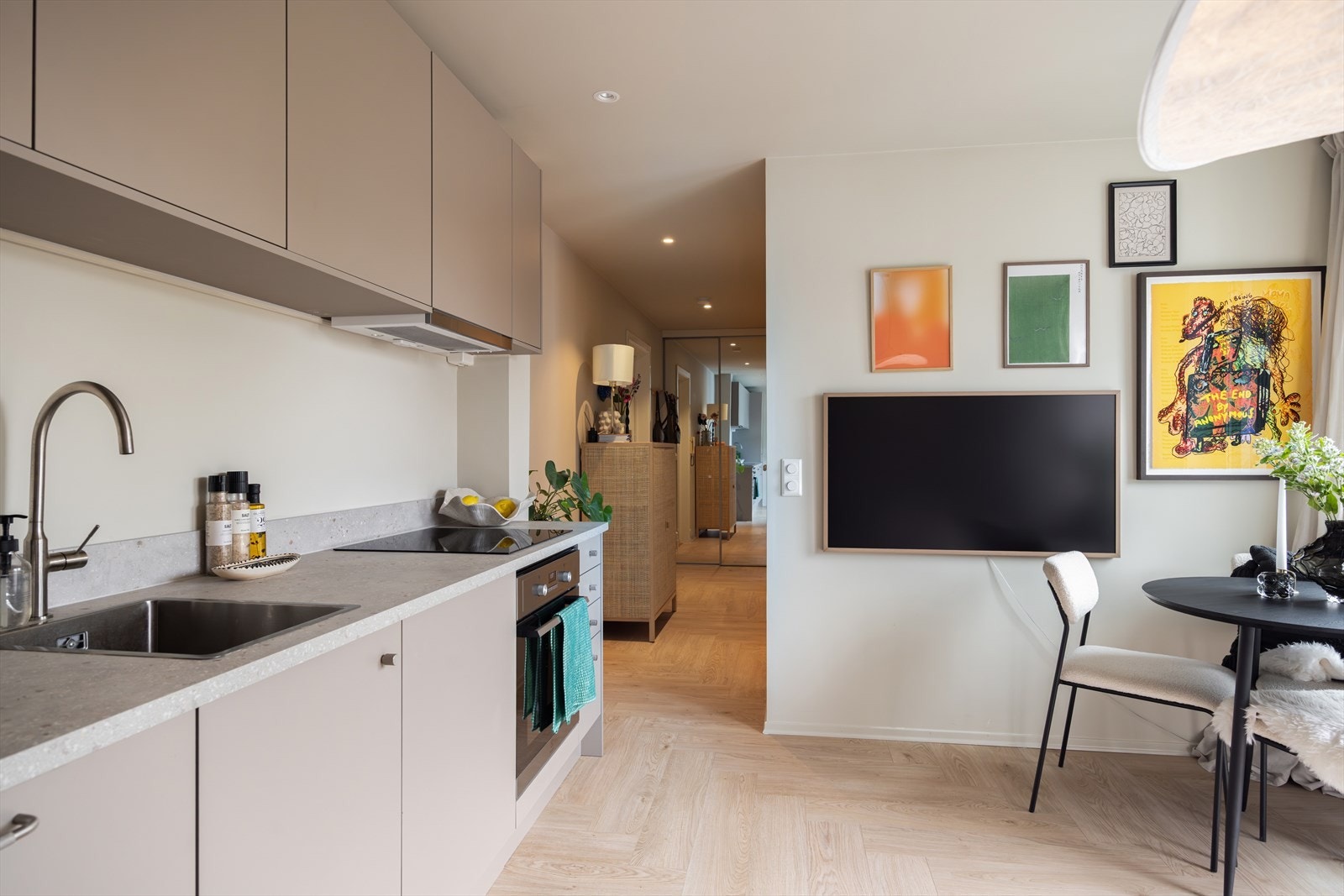 Lyse gulv i fiskebensmønster - tidløst og gjennomført. Galleribilde