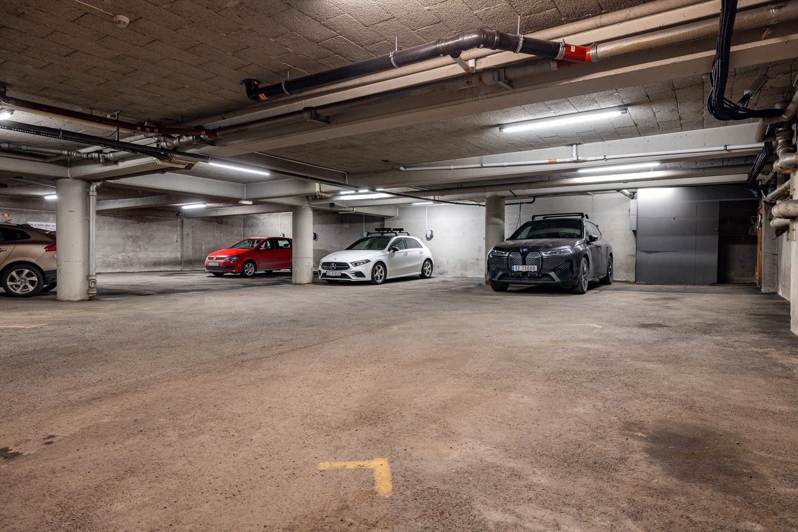 Muligheter for leie av garasjeplass med lader i garasjekjeller - leie etter liste. Pris pt. er 1000,- per. mnd. Galleribilde