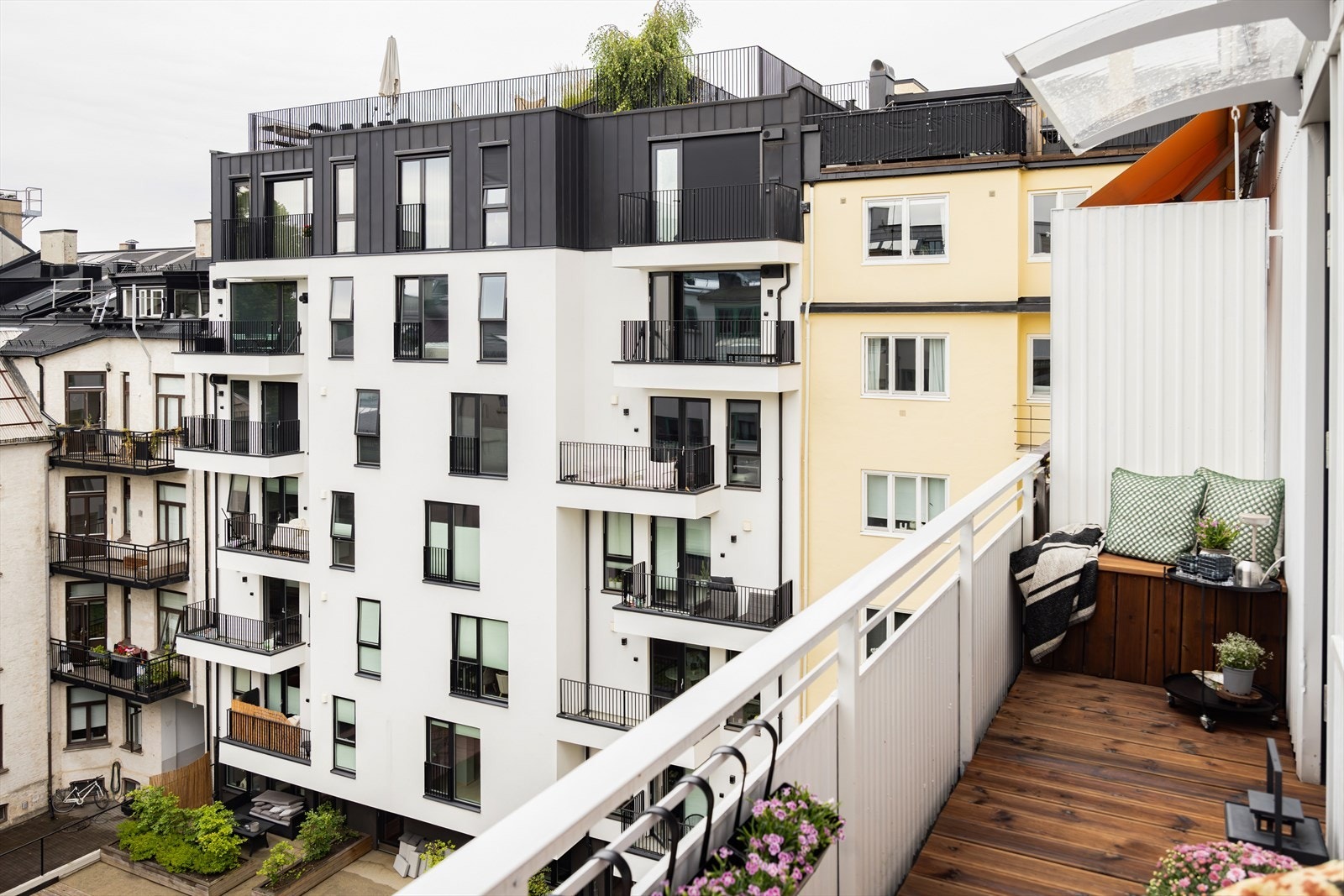 Balkongen er orientert mot sydvest og har optimale solforhold, fra formiddag til kveld. Galleribilde