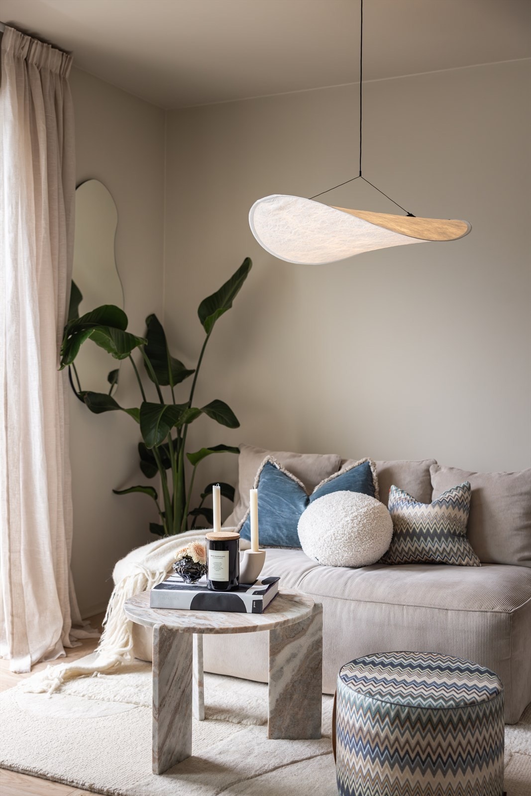 Leilighetens vegger og tak er malt i en behagelig og lys fargepalett. Galleribilde