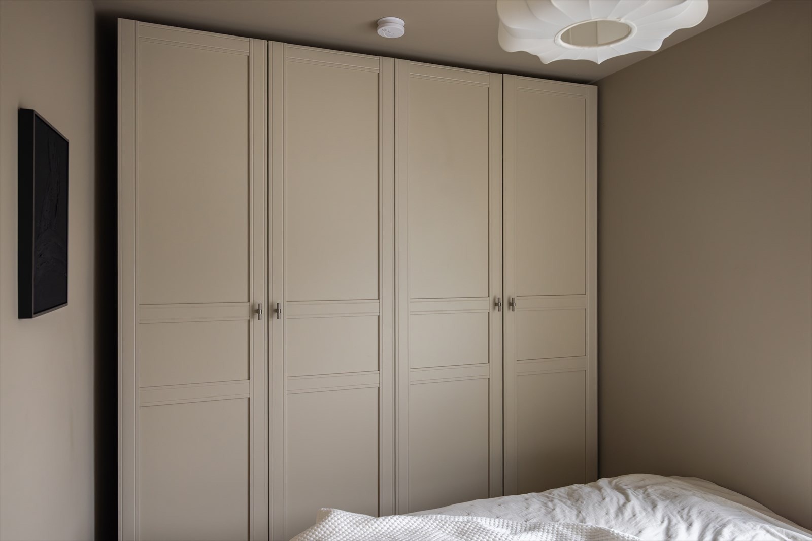 Leilighetens arealer er godt utnyttet, og det er etablert gode løsninger for oppbevaring - deriblant stort klesskap på soverom. Galleribilde