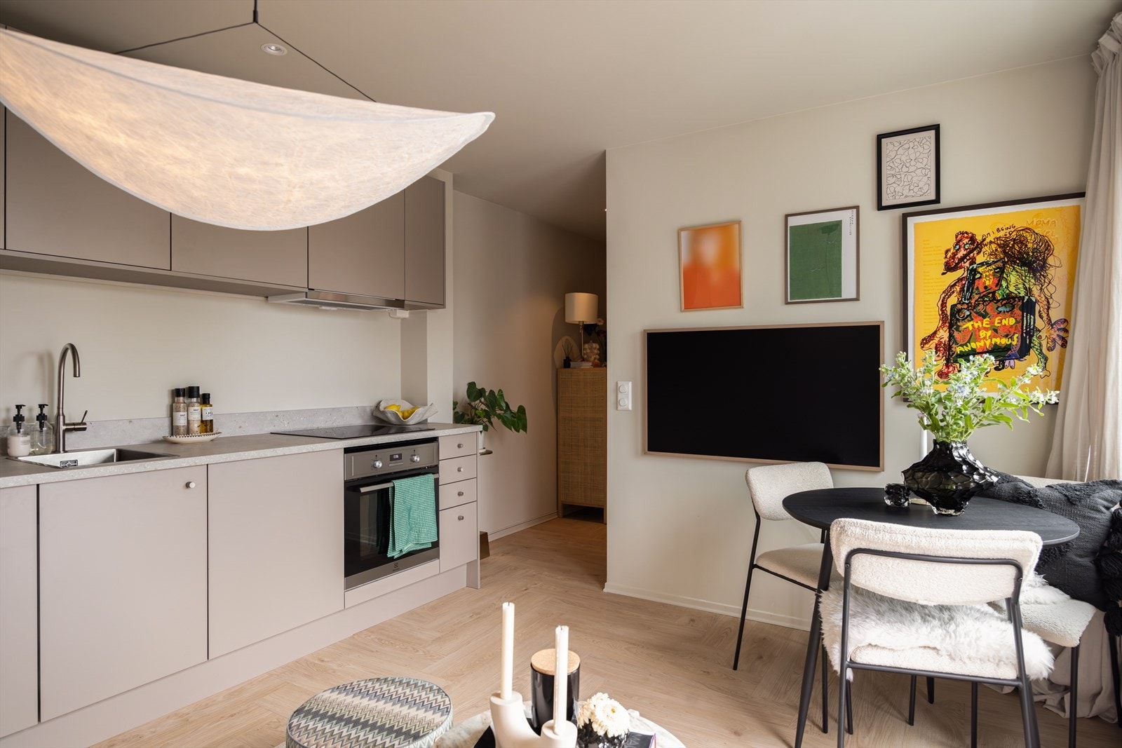 Leiligheten har smart-belysning med Plejd og kan styres enkelt via app. Galleribilde