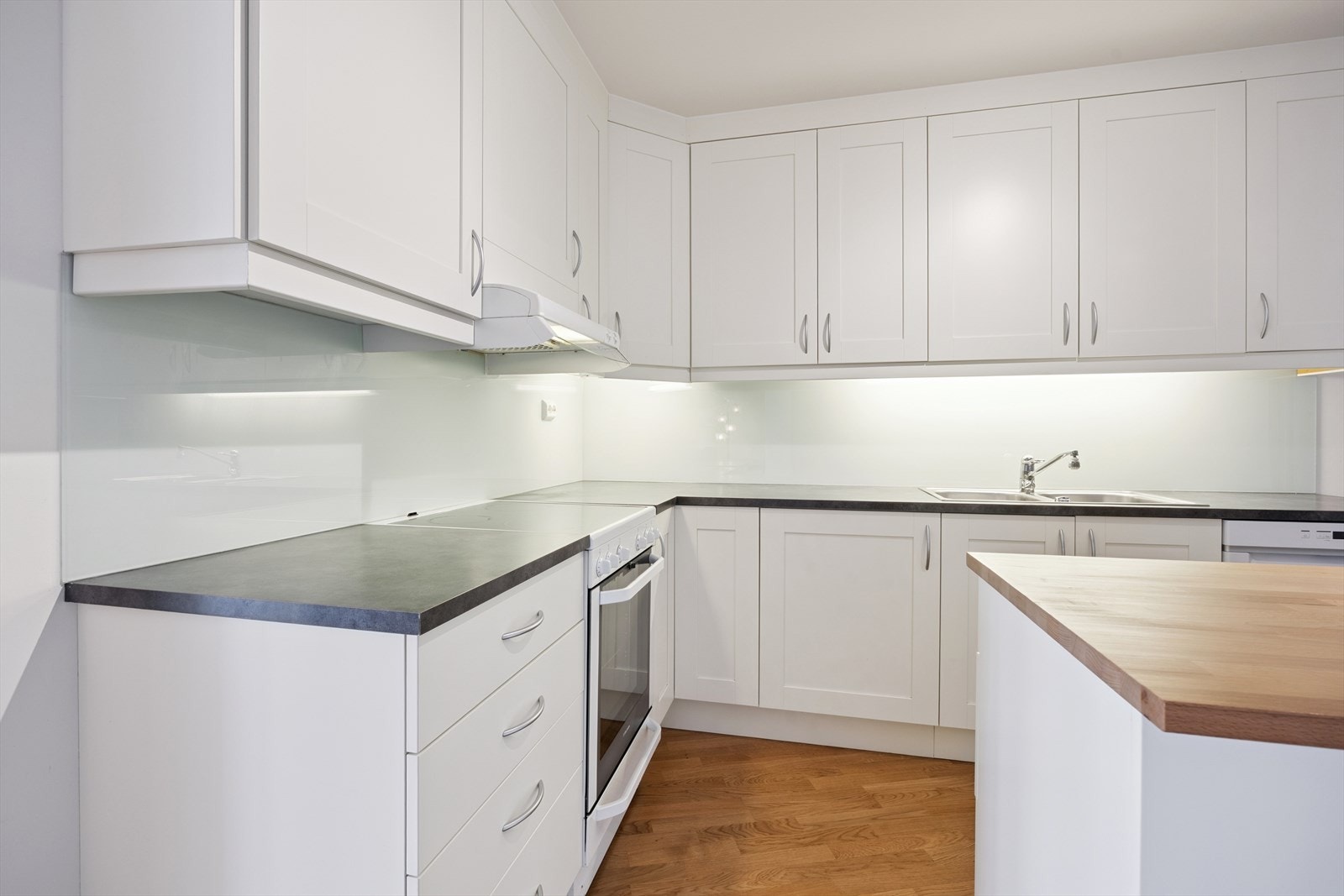 Kjøkkenets utforming gir rom for en god arbeidsplass. Galleribilde