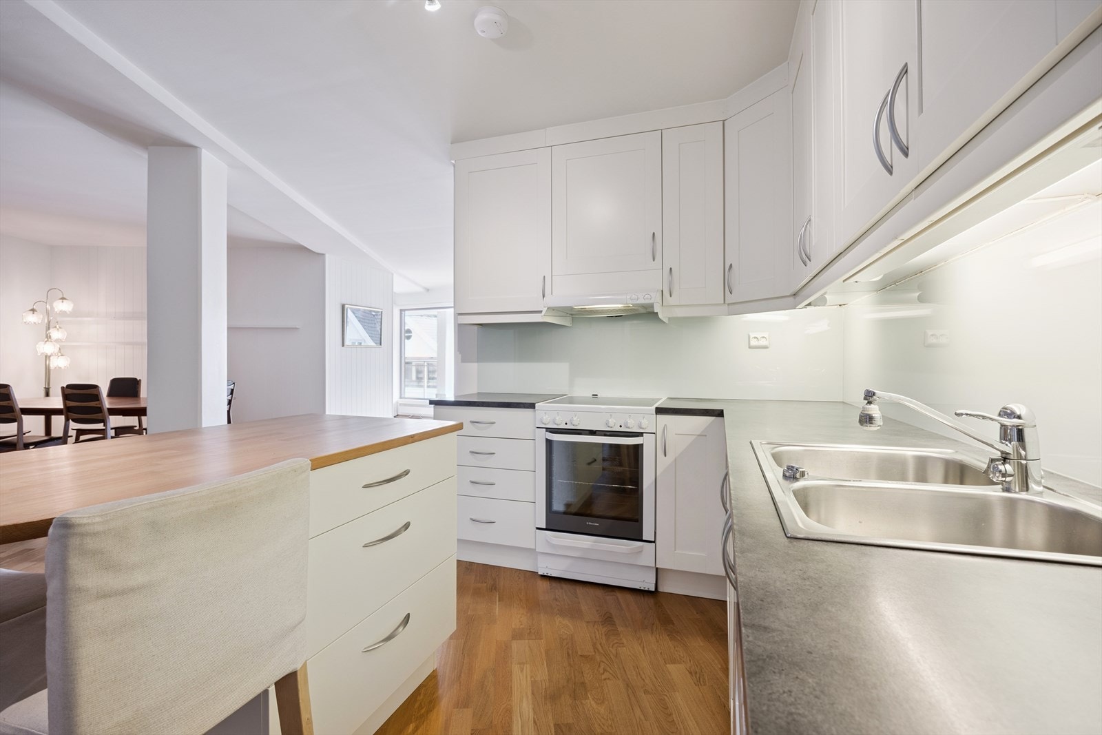 Leiligheten har et innholdsrikt kjøkken med profilerte fronter og en praktisk kjøkkenøy. Galleribilde