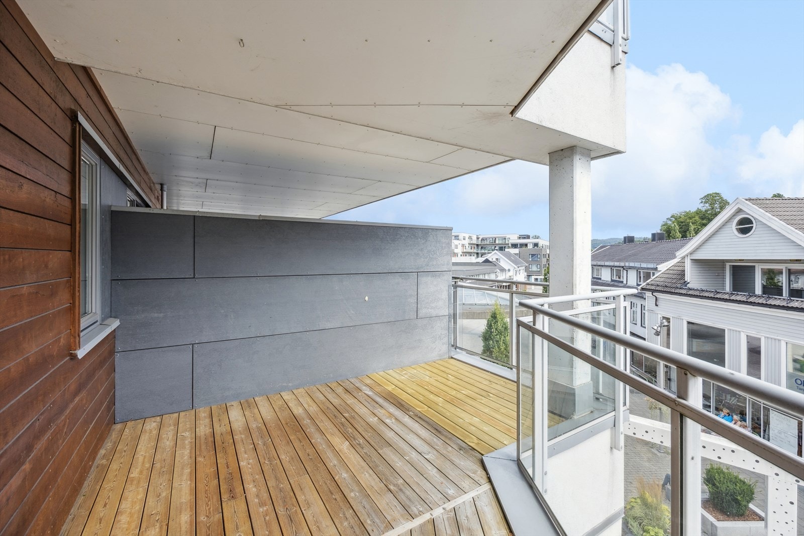 Leiligheten har en meget stor terrasse med mulighet for å møblere i grupper, samt ha krukker til blomster. Galleribilde