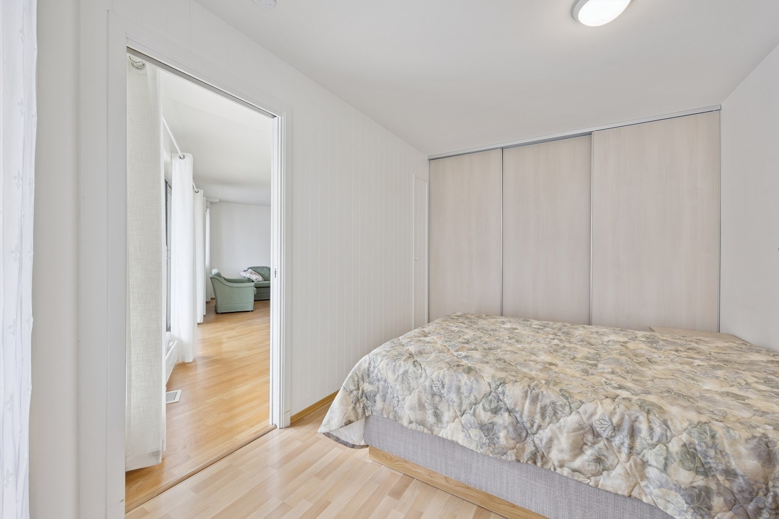 Soverom med praktisk skyvedørsgarderobe. Galleribilde