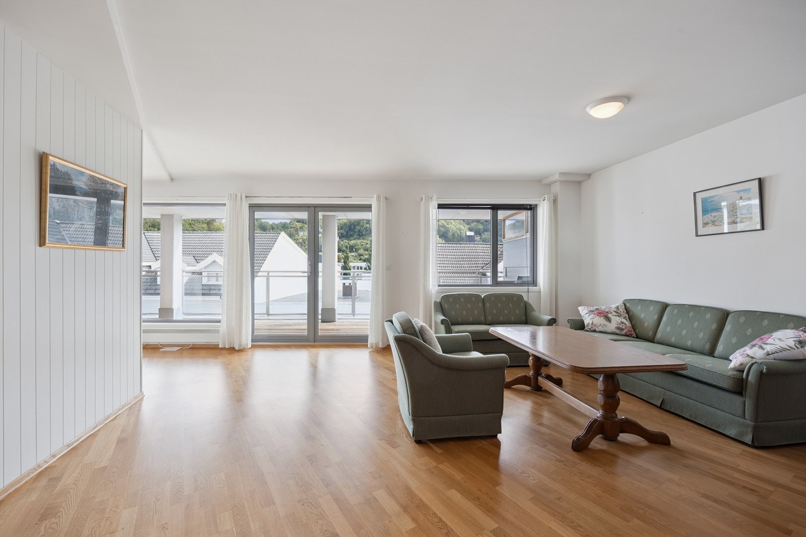 God plass til å møblere i stua med salong. Galleribilde