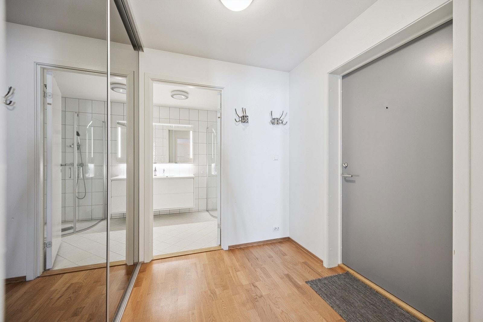 Hall med avkledningsplass og skyvedørsgarderobe. Galleribilde