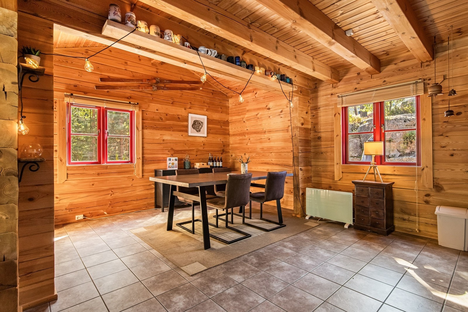 Romslig spisestue med høy og åpen himling med god plass til spisestuen Galleribilde