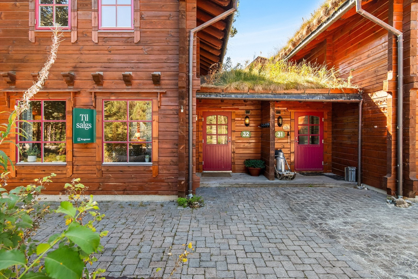 Stensatt uteområde gir et ryddig og lettholdt hyttehold Galleribilde