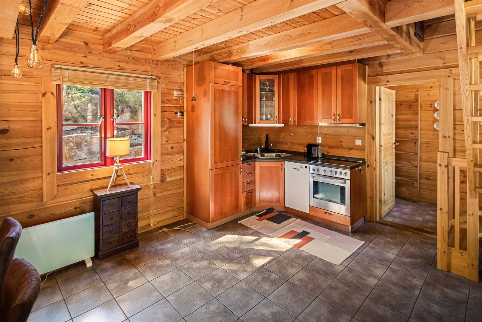 Kjøkkeninnredning med integrerte hvitevarer fra byggeår Galleribilde