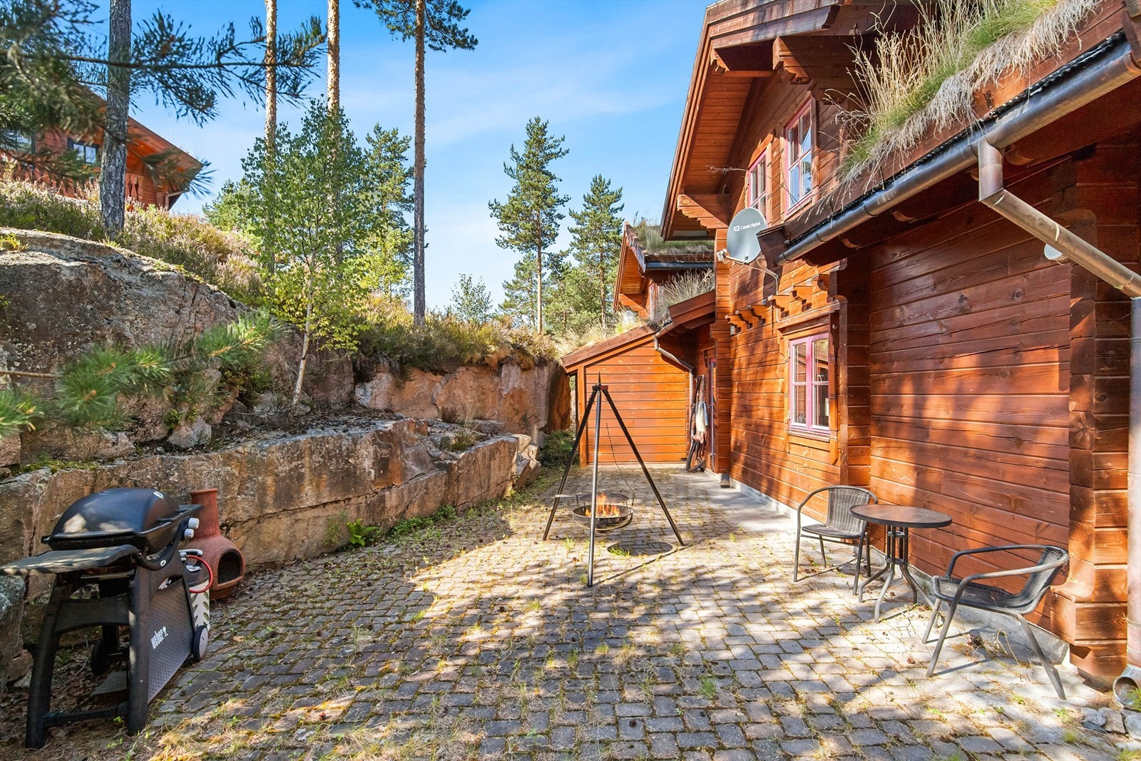 Uteområde hvor man kan sitte rolig og usjenert Galleribilde