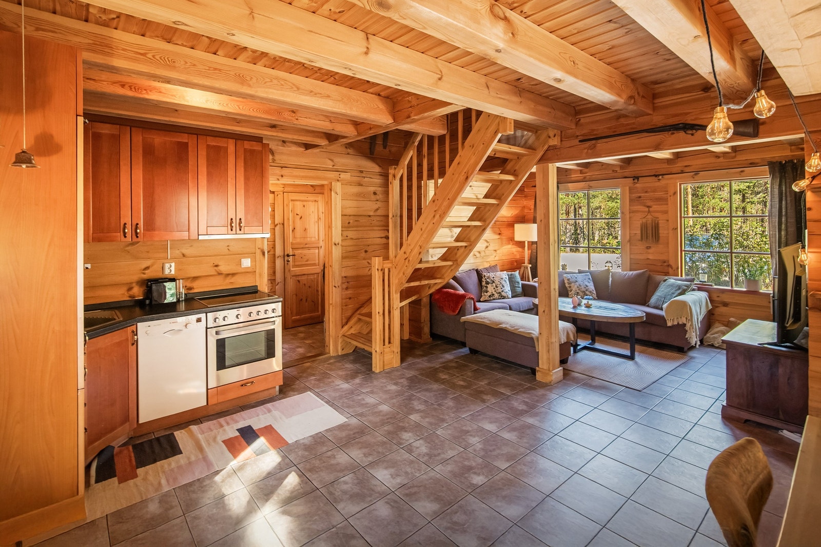 Åpen løsning med flere møbleringsmuligheter Galleribilde