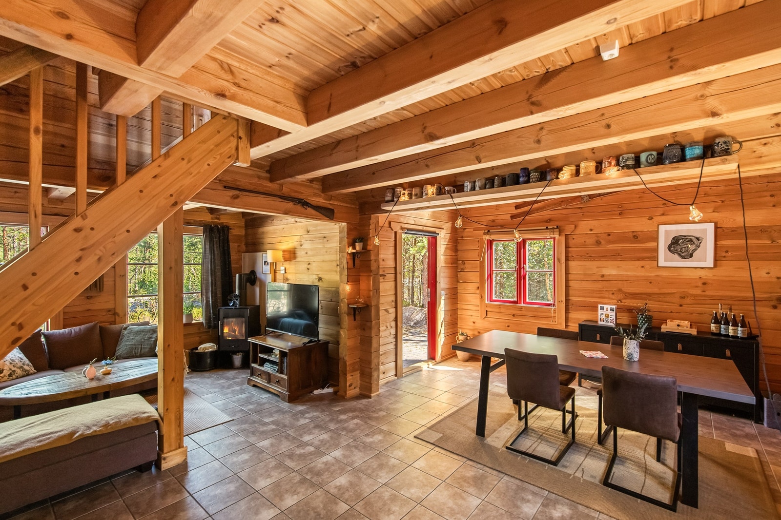 Hytten har tidløse flisevalg med varmekabler i gulv Galleribilde
