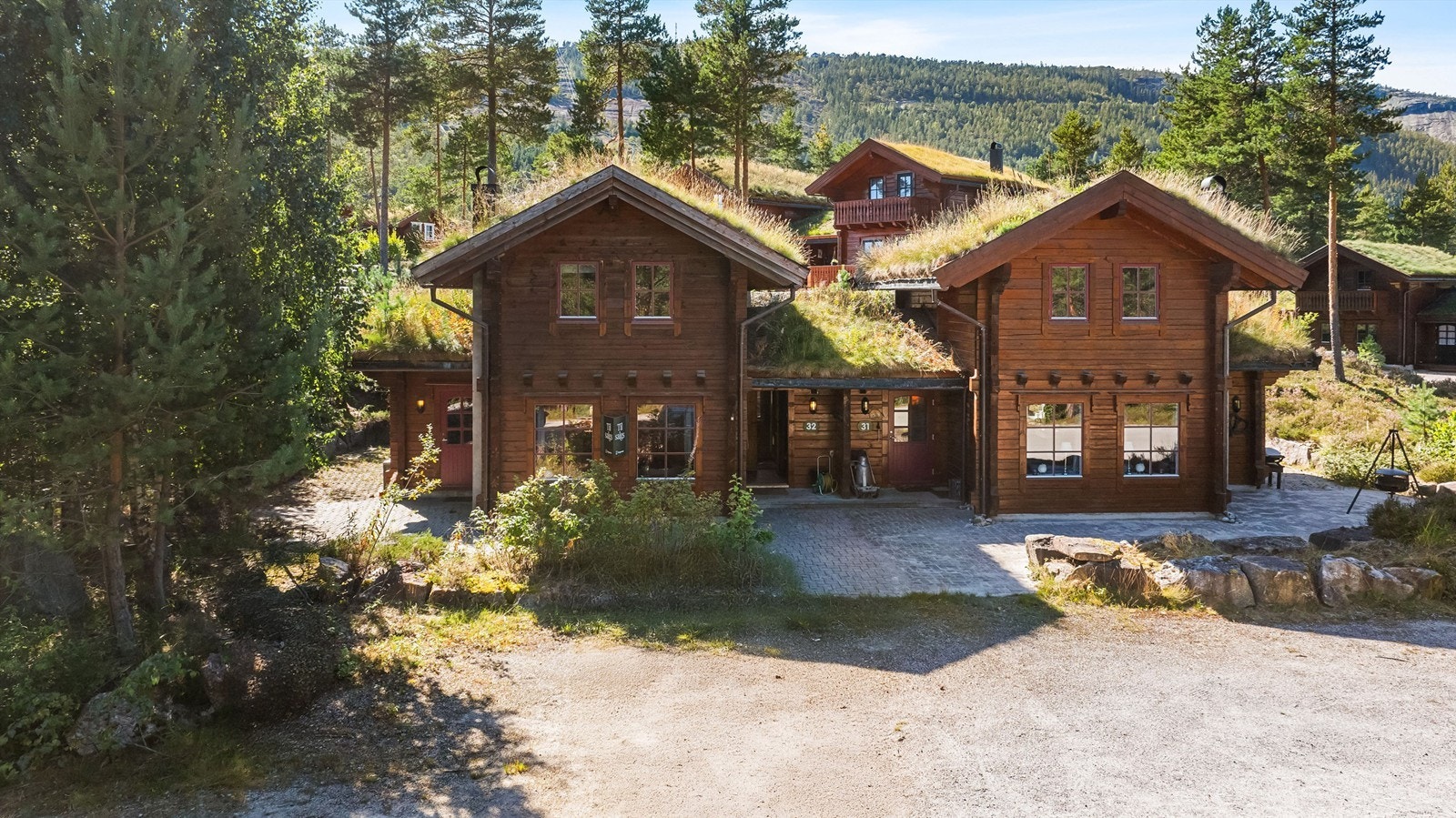 Fine parkeringsmuligheter på stor gårdsplass Galleribilde