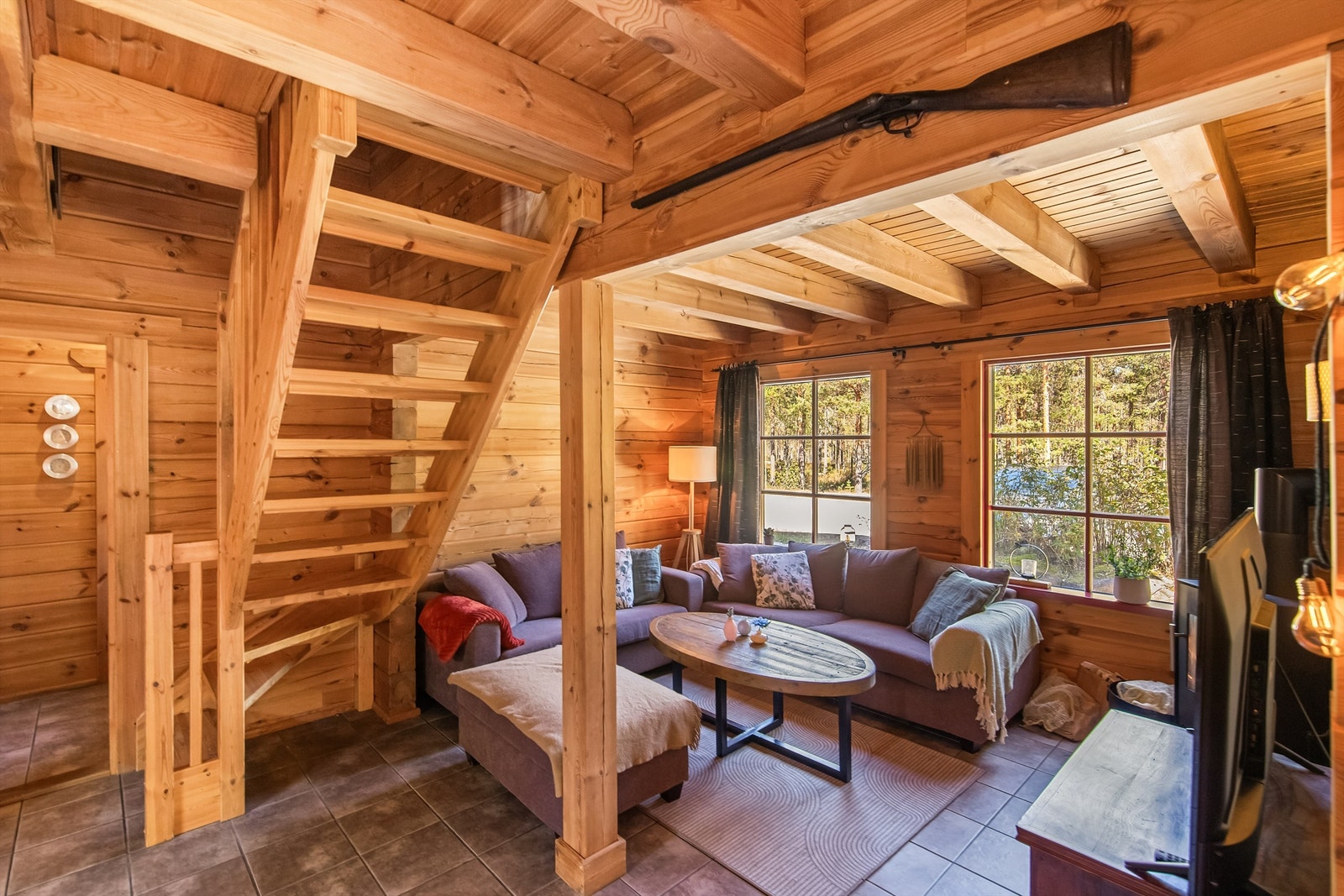 Lun og trivelig plass til salong og tv Galleribilde