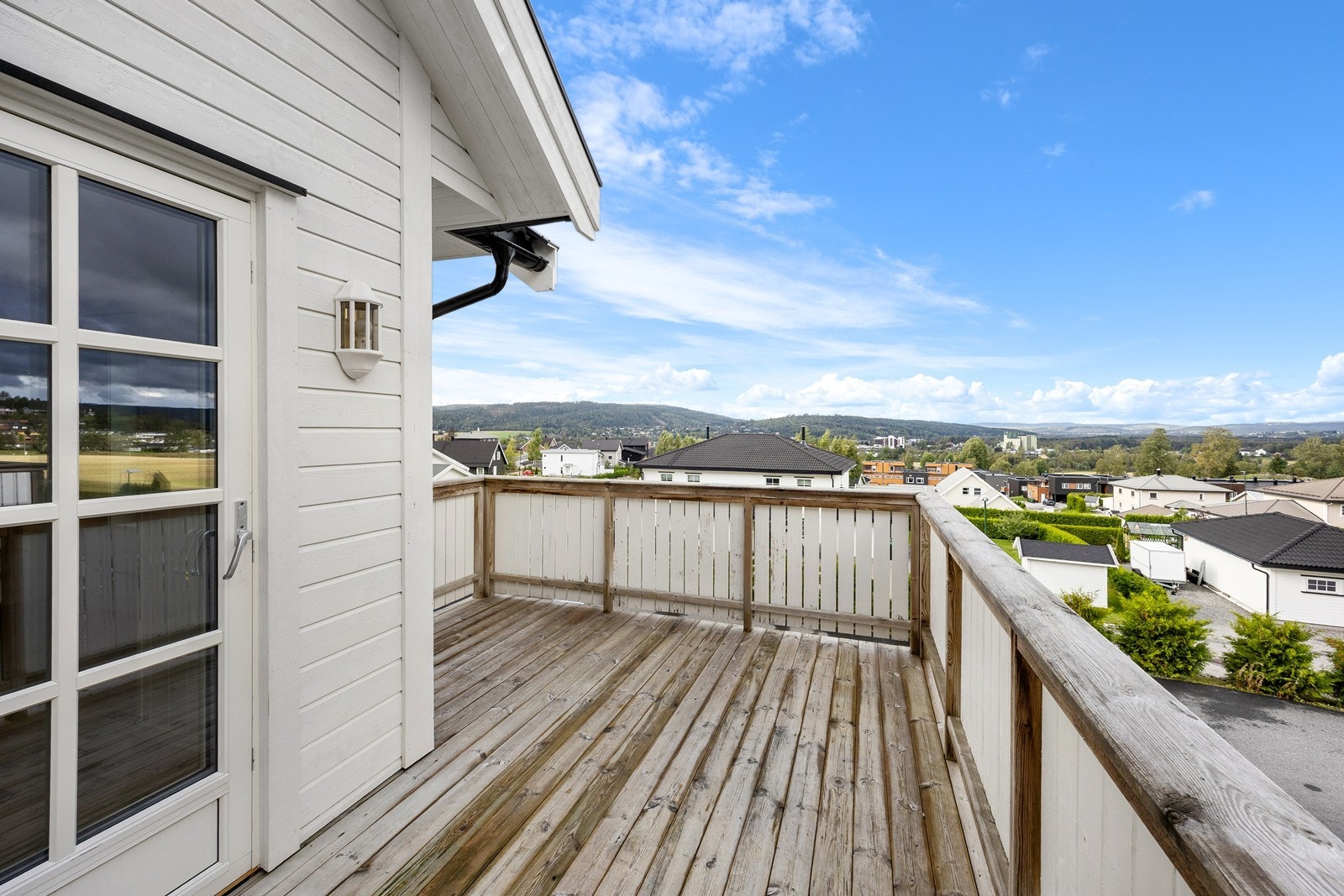 Festningsåsen har gode solforhold og fra terrassen kan solen nytes helt til den forsvinner bak åsene i det fjerne. Galleribilde