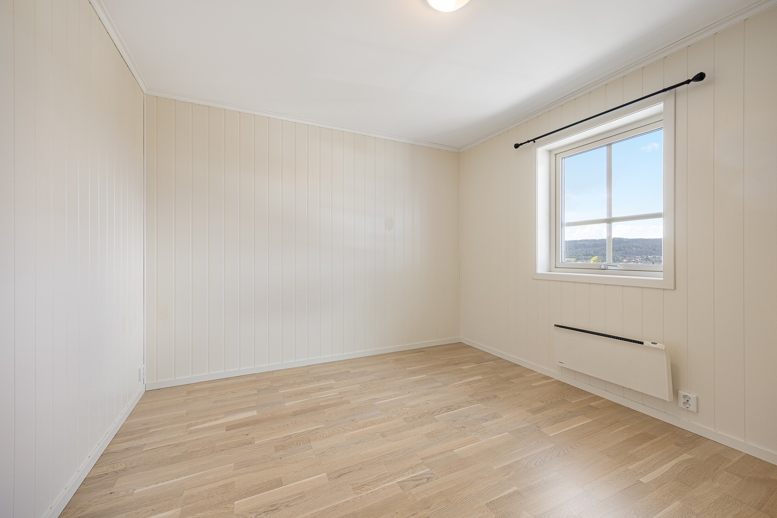 Veggene er er holdt i lyse fargetoner, og på gulvene er det parkett. På hovedsoverommet er det god plass til garderobeløsninger. Galleribilde