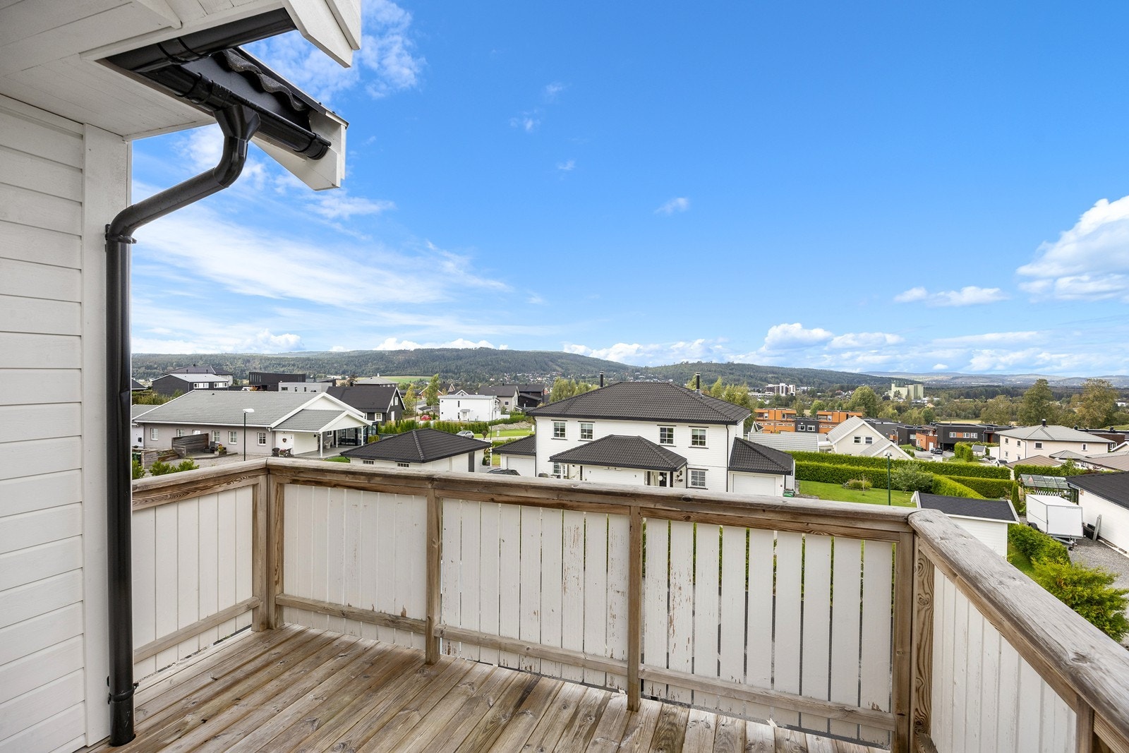 Beliggenheten er landlig og barnevennlig, med gangavstand til barnehage, busstopp og turområder, samt kort vei til Bjørkelangen med skoler, idrettsanlegg og kjøpesenter. Galleribilde