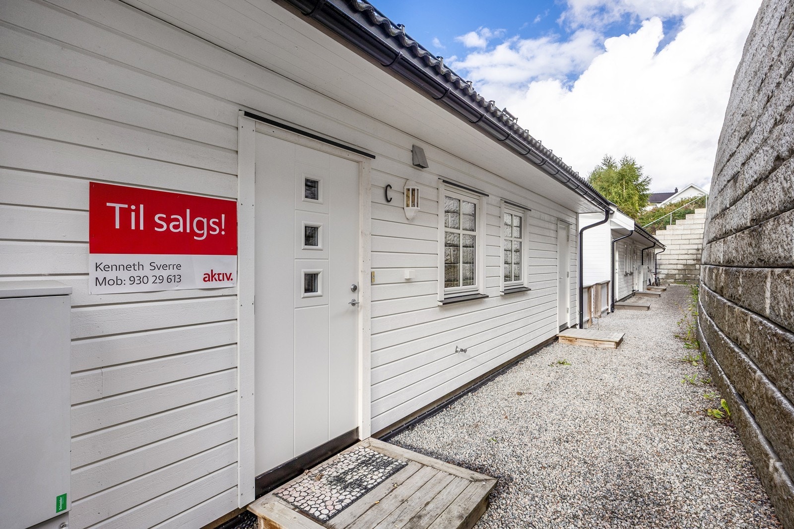 Leiligheten ligger i byggets 2. etasje og har adkomst fra bakkeplan via et hyggelig inngangsparti med en liten treplatting. Galleribilde