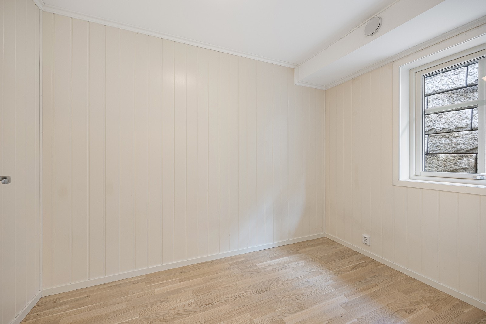 Det er to lyse og pene soverom i leiligheten, og begge har store sprossevinduer som sørger for rikt, naturlig lysinnslipp. Galleribilde