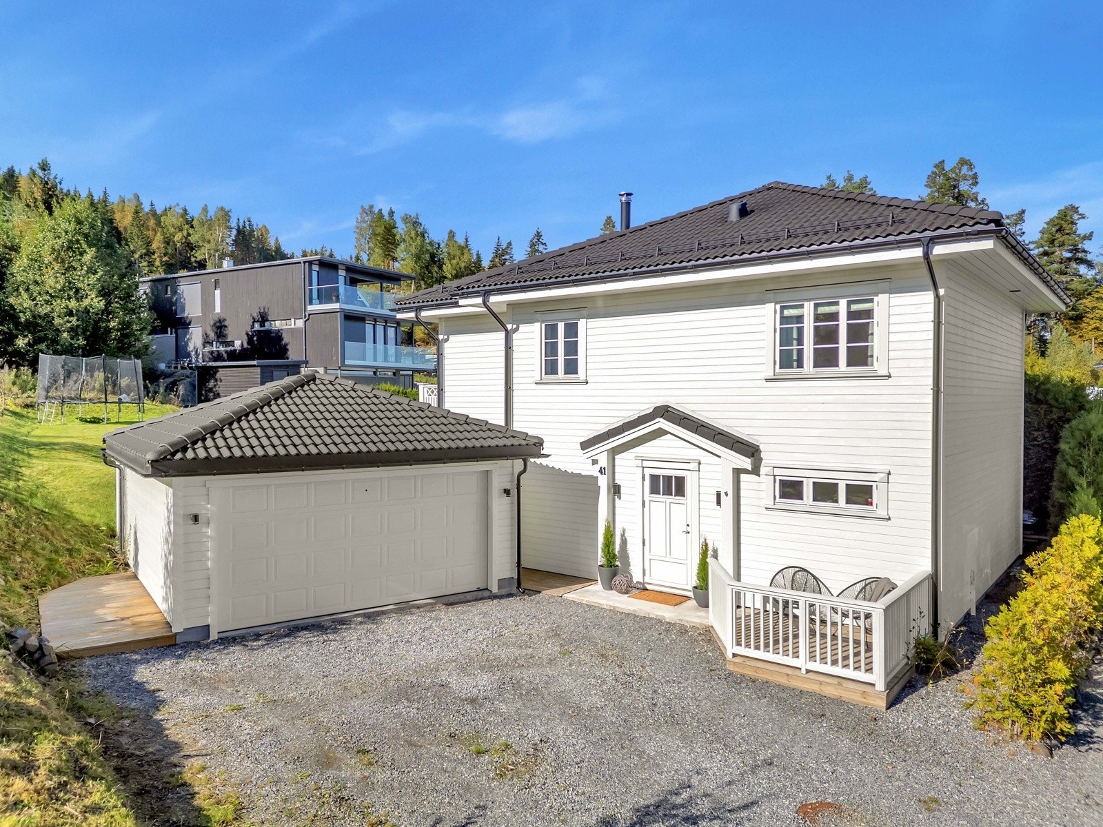 En flott enebolig med blant annet dobbel garasje Galleribilde