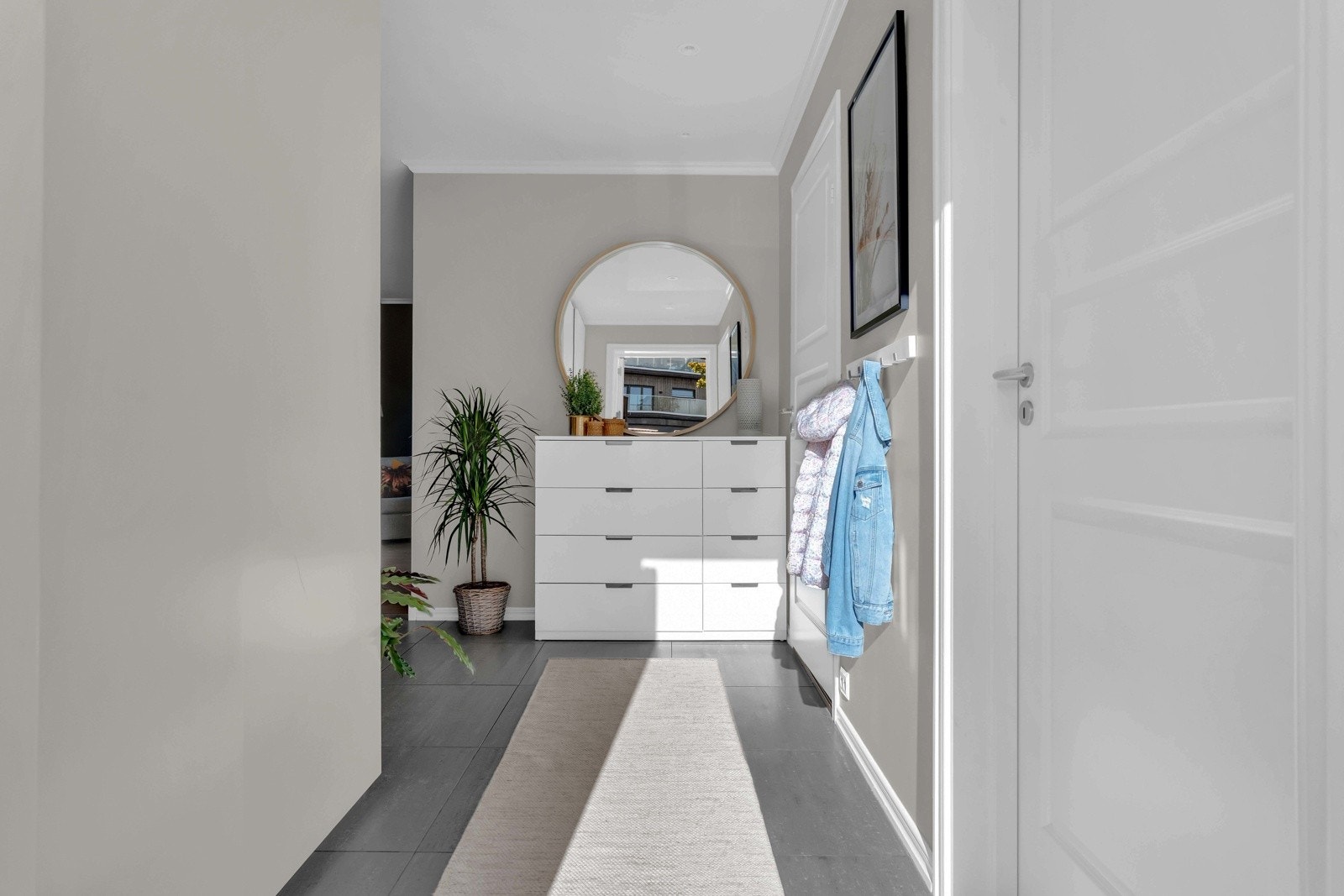 Du blir ønsket velkommen inn en hyggelig entré med meget god plass til å henge fra seg yttertøy og sko Galleribilde