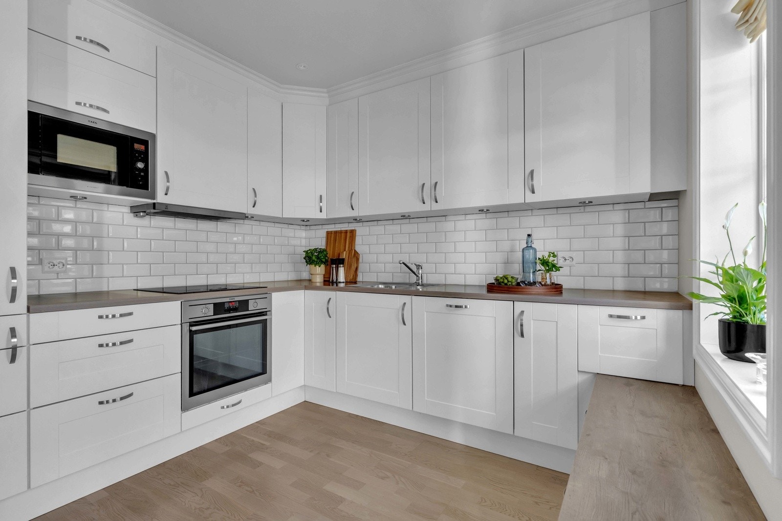 Kjøkkene er meget innbydende og åpner opp for masse matglede Galleribilde