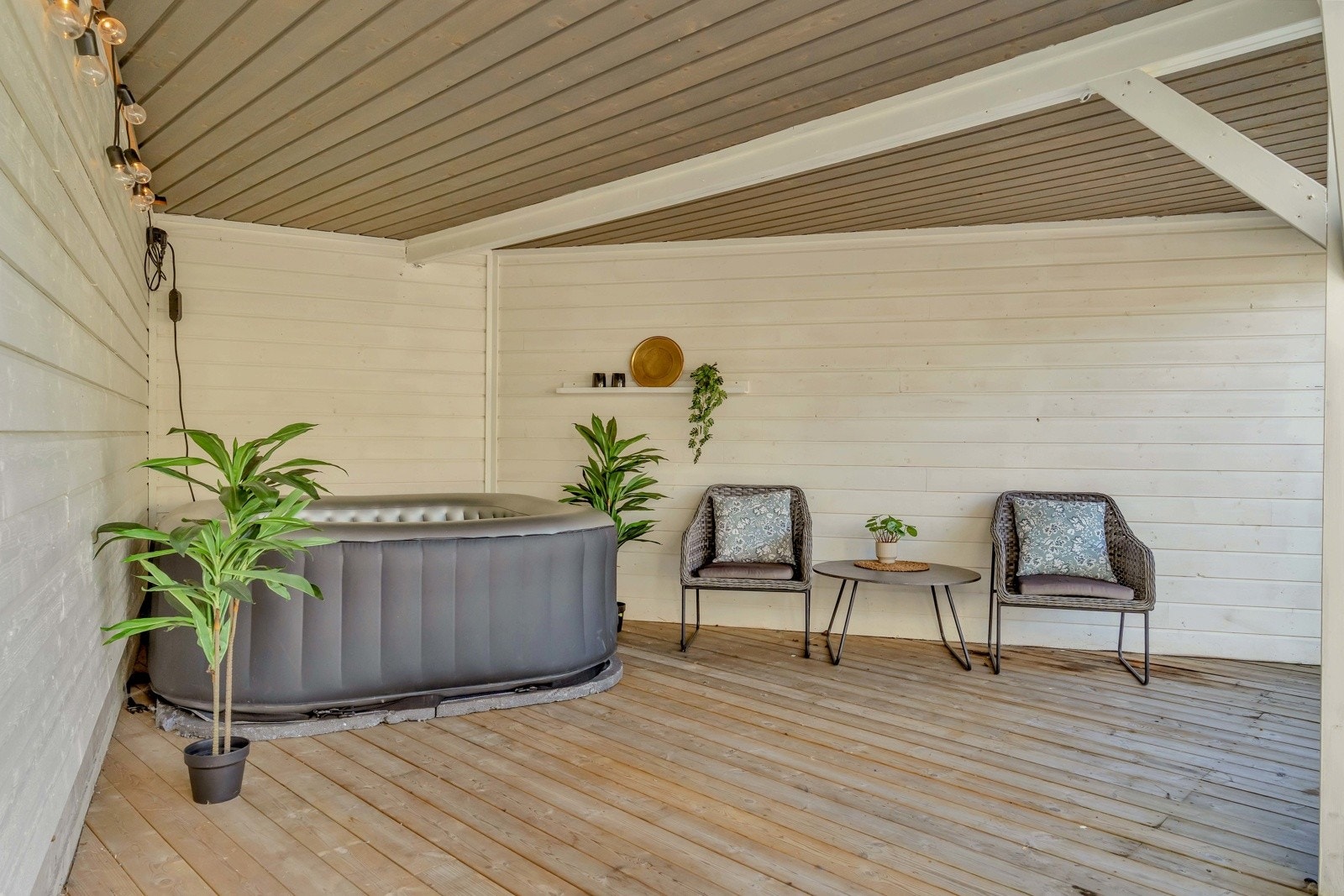 Delvis overbygd på terrassen - så man kan være ute uansett vær og vind Galleribilde