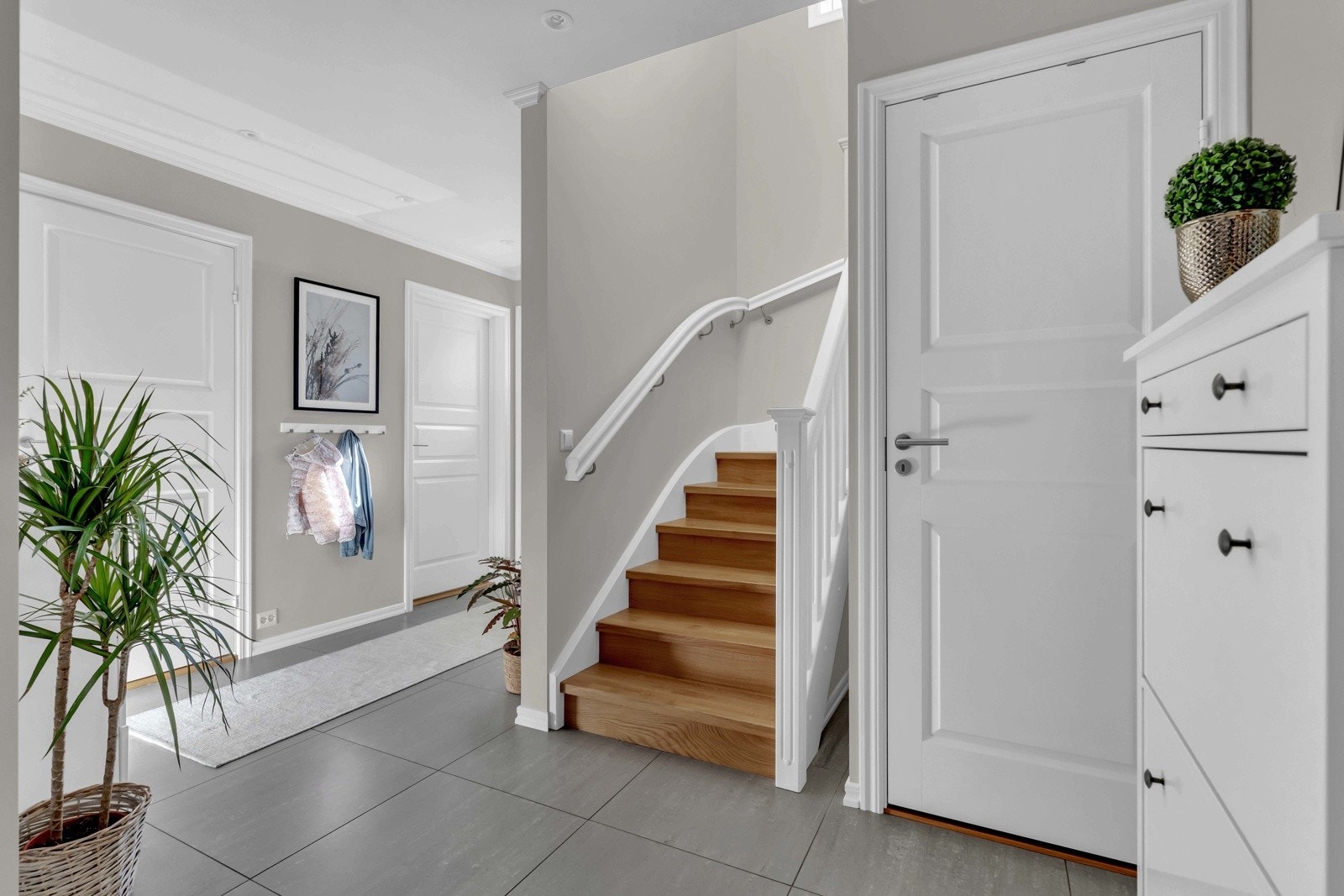 Ekstra oppbevaring under trappen og egen bod ved vaskerommet Galleribilde