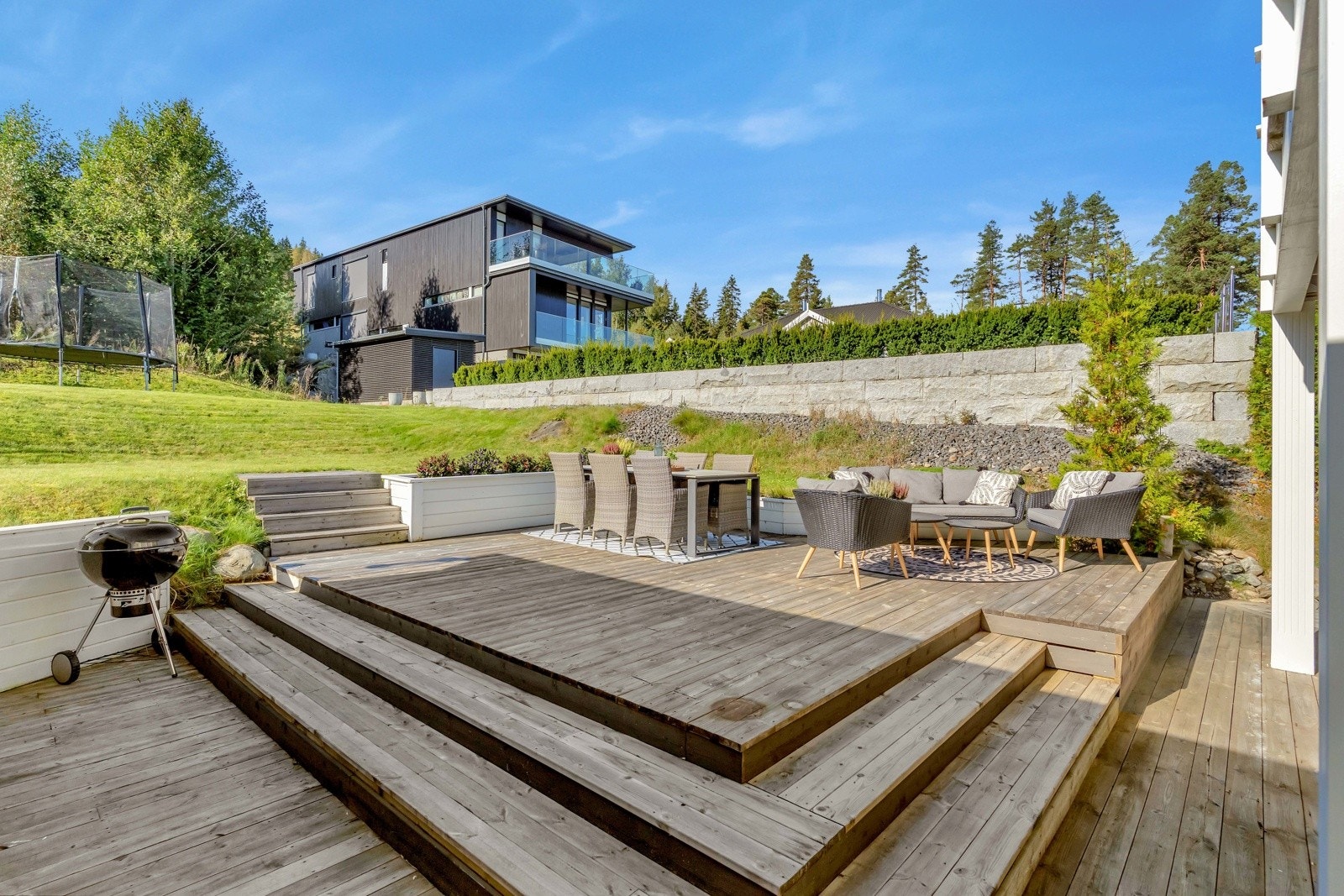 Terrassen er delvis opphøyd som harmonerer med resten av terrenget Galleribilde