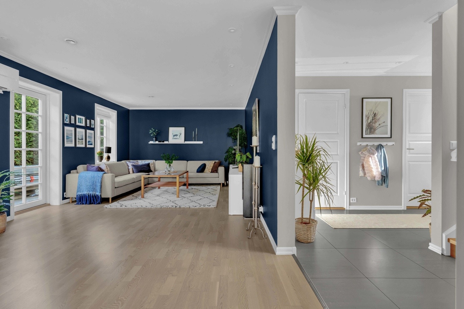 Før du så kommer videre inn i en åpen stue/kjøkken løsning Galleribilde