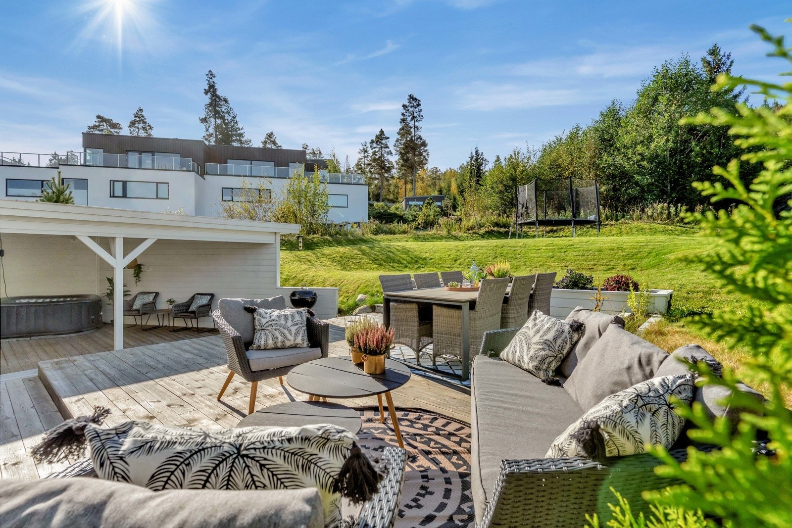 Og utrolig flott og stort uteområde Galleribilde