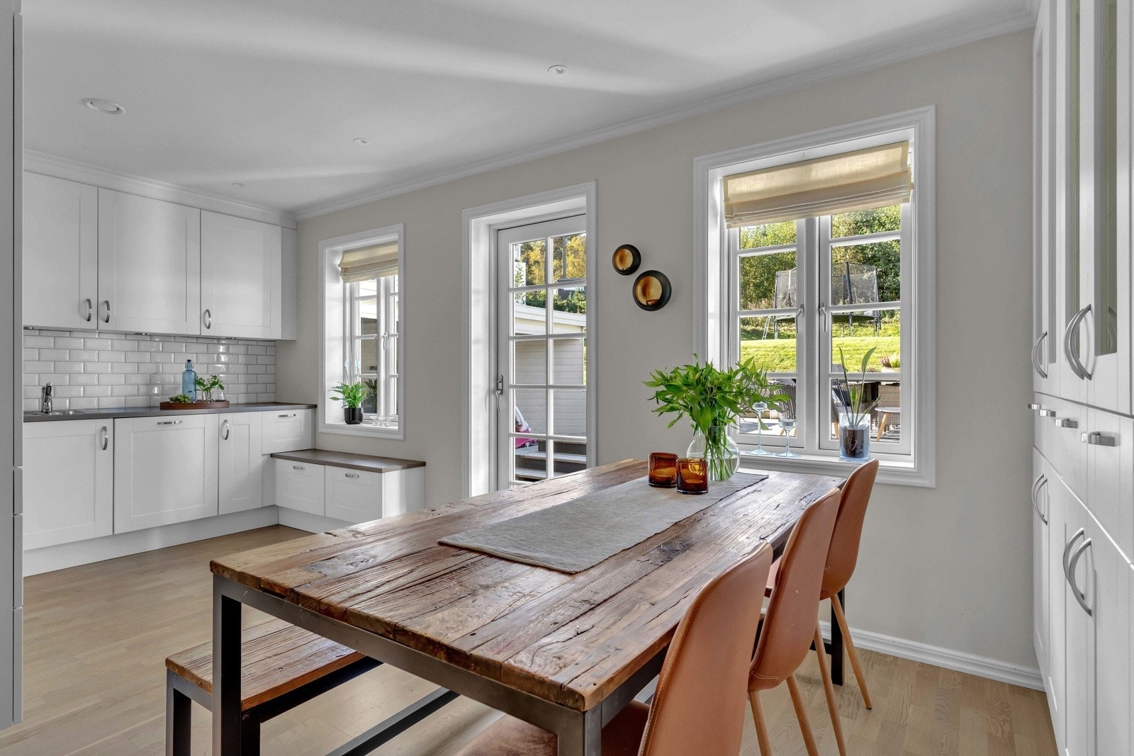 Flere store vinduer slipper inn rikelig med lys Galleribilde