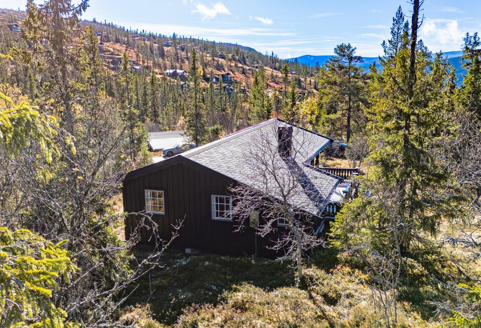 Eiendommen ligger fint til i terrenget og har god utsikt utover landskapet Galleribilde