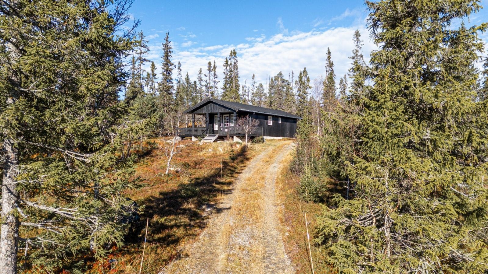 Privat oppkjørsel med gode parkeringsmuligheter - Stor tomt på 1148m2 Galleribilde