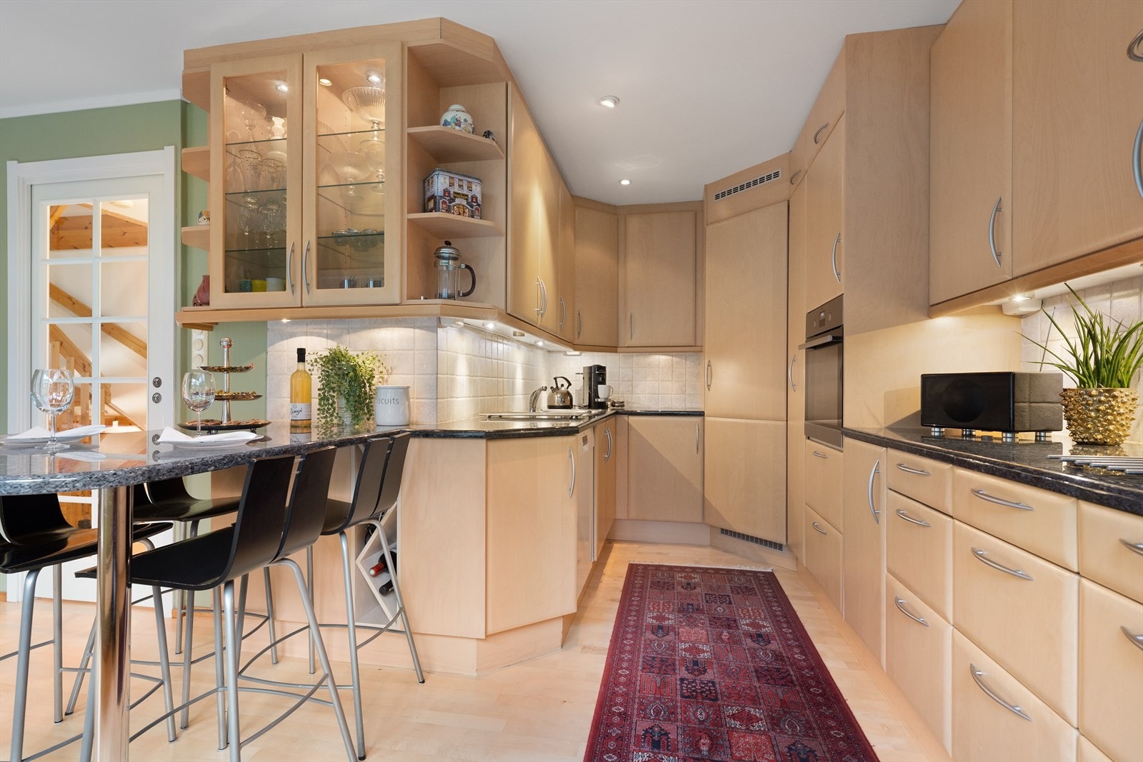 Kjøkkenet er meget godt gjennomtenkt, og har svært godt med både skap, skuffer og benkeplass Galleribilde