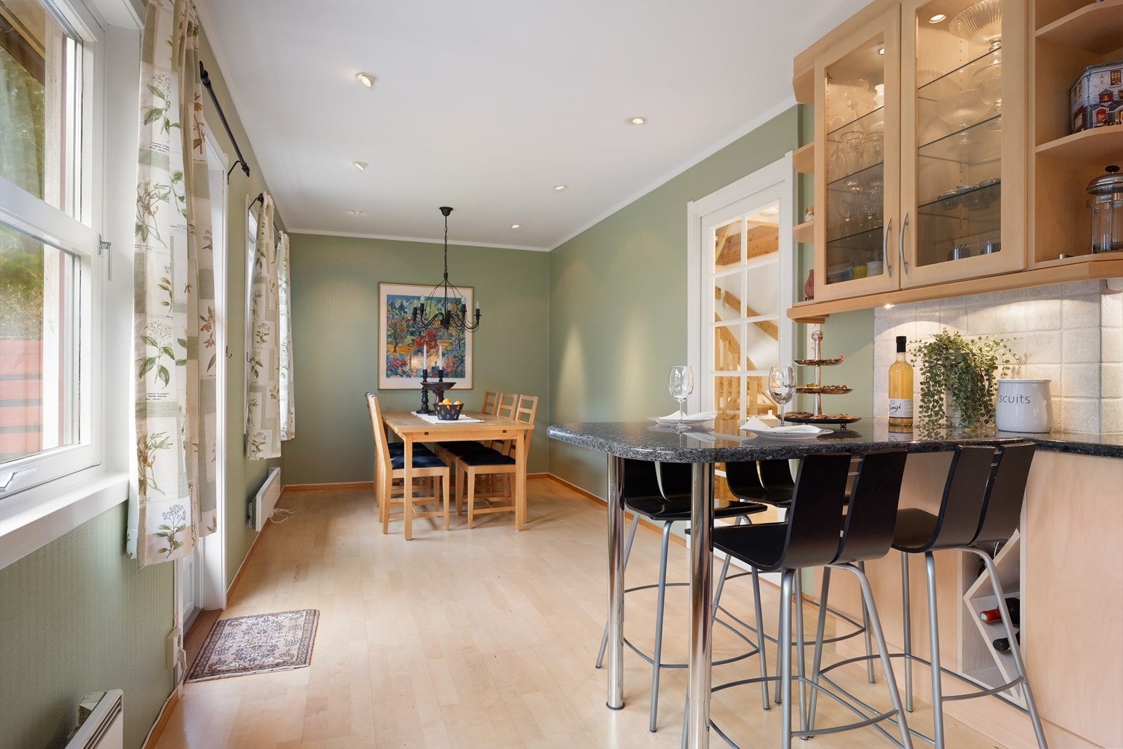 Kjøkkenet har i tillegg god plass til stort spisebord Galleribilde