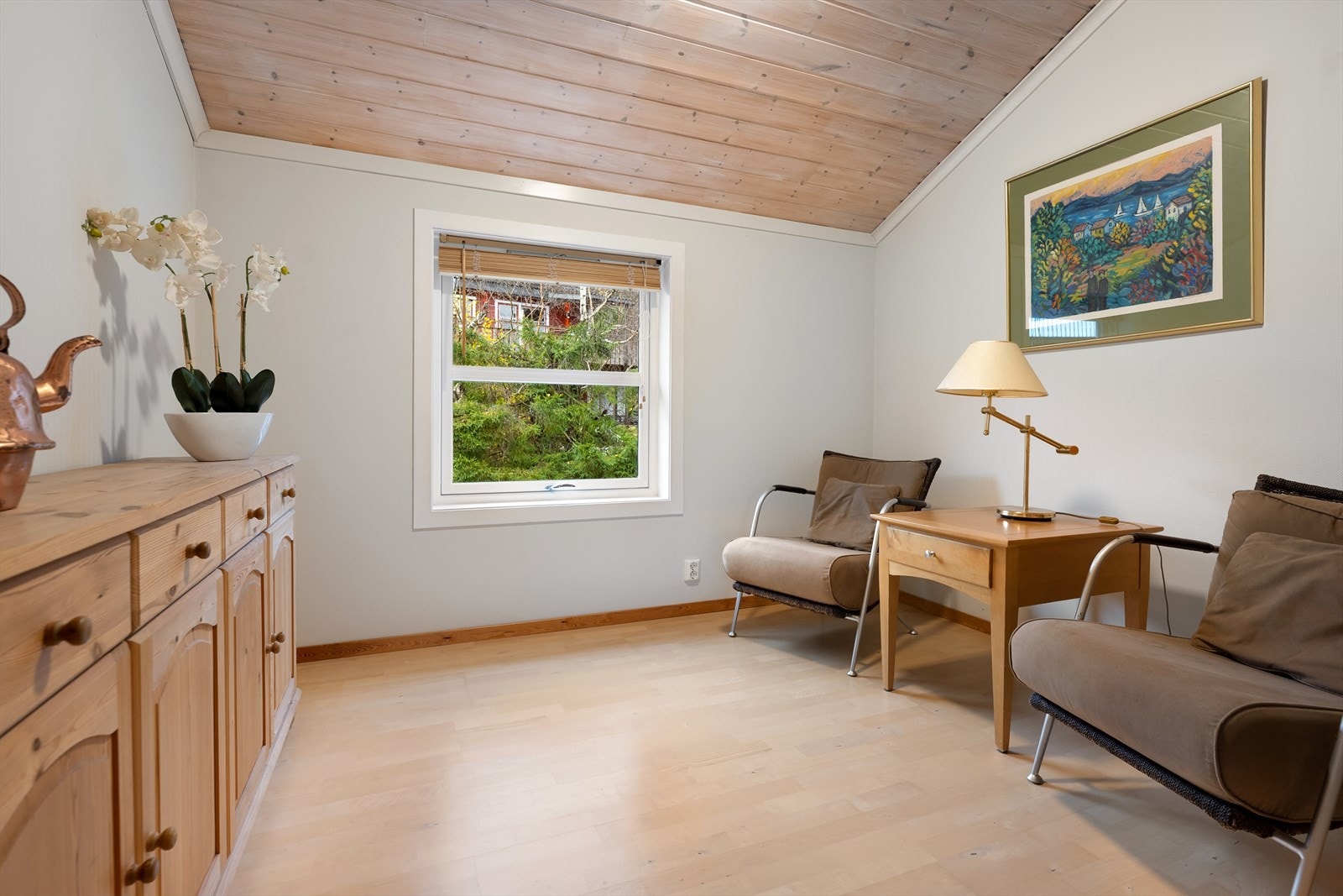 En lys og fleksibel stue/kontor som kan tilpasses etter eget behov - perfekt som hjemmekontor, ekstra TV-stue eller lekerom Galleribilde