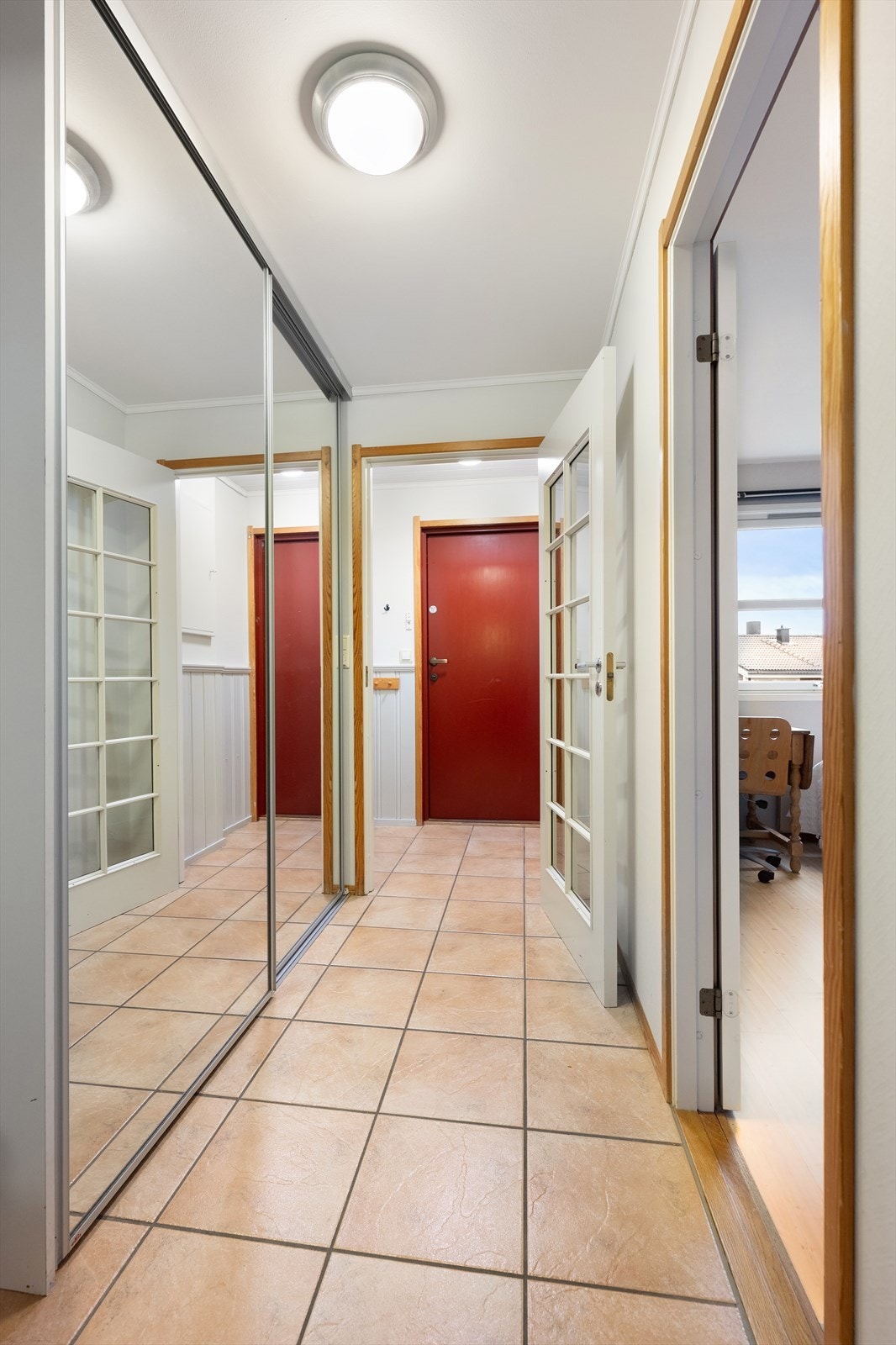 Lys og hyggelig gang, som gir et godt førsteinntrykk av boligen Galleribilde