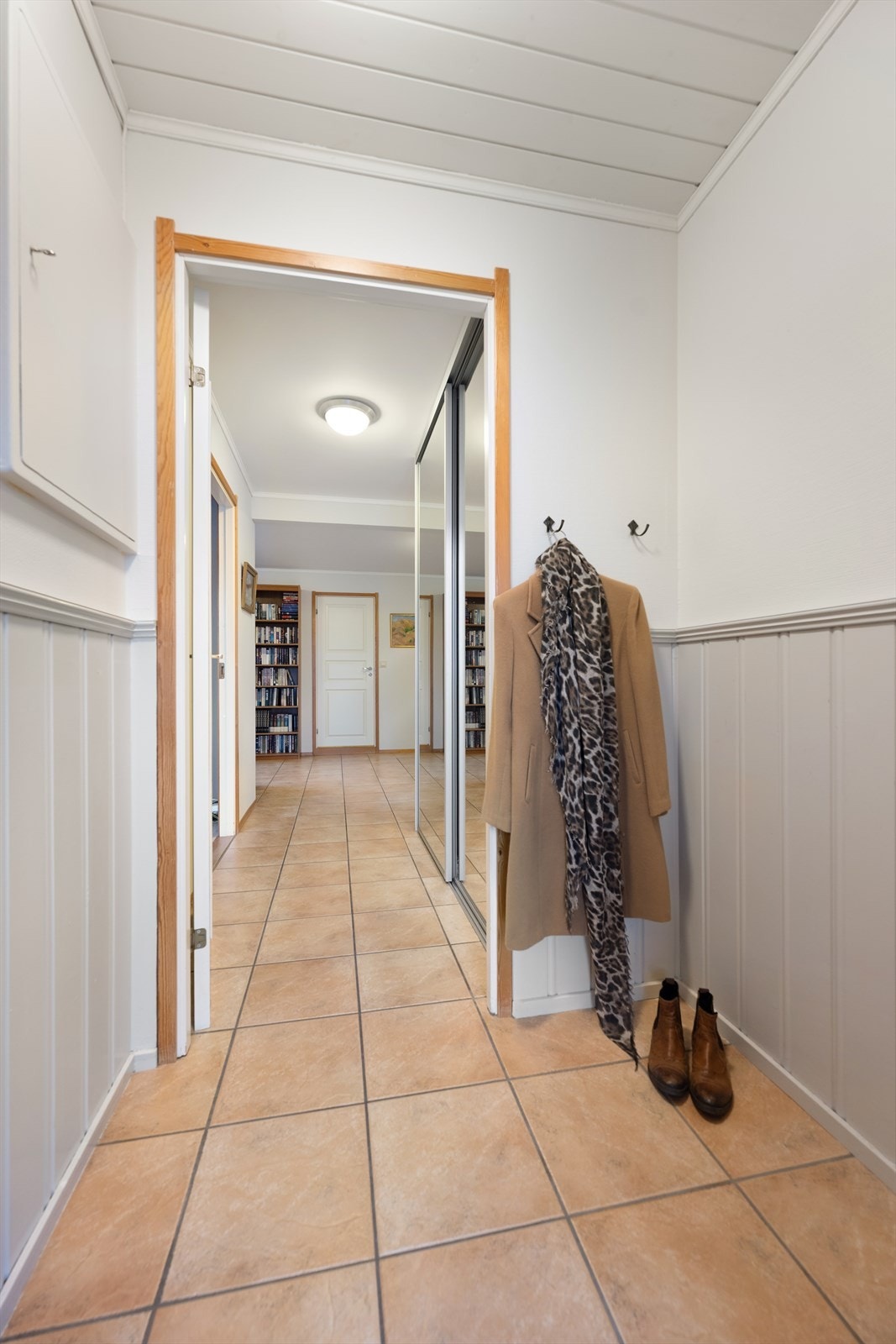 Praktisk vindfang med plass til å henge opp jakker og sette fra seg sko Galleribilde