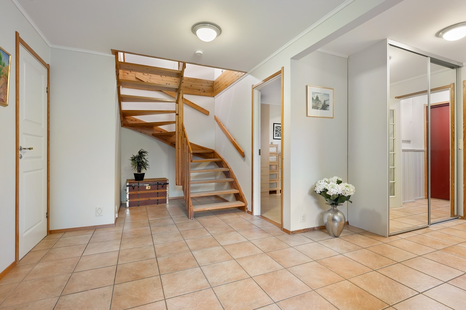 Stor gang innredet med skyvedørsgarderobe, samt god plass til annen oppbevaring Galleribilde