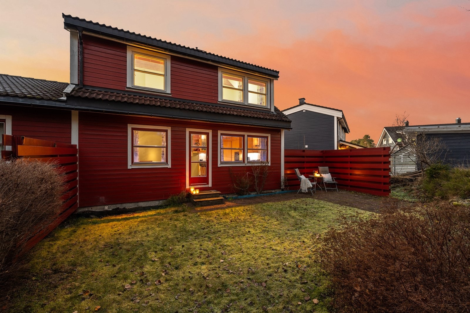 Eiendommen har en skjermet og fin hage på baksiden, med utgang fra kjøkkenet Galleribilde