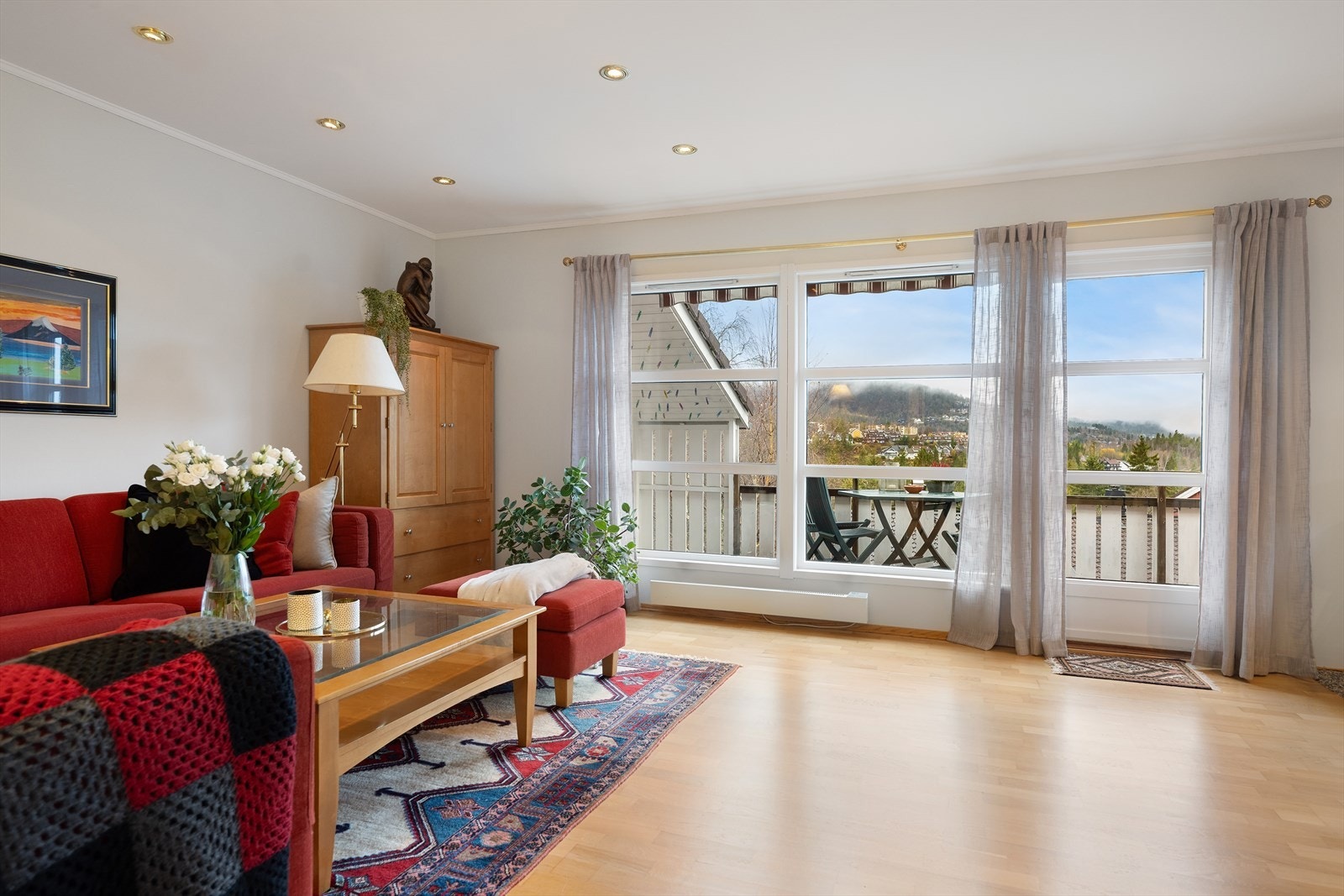 Lys og innbydende stue med nydelig, vidstrakt utsikt Galleribilde