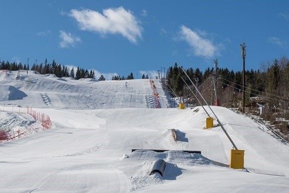 Gangavstand til Kolsåsbakken (ski-in/out), mens du finner Krydsbybakken kun en kjøretur unna. Begge med aktive miljøer innen alpint Galleribilde